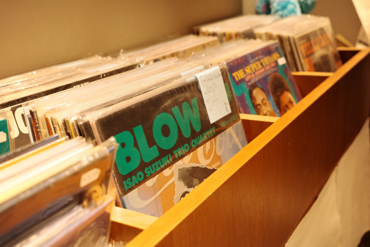 持ってきてくださるレコードの中にはDJ MOODMANやライター松永良平氏がセレクトした中古レコードも。