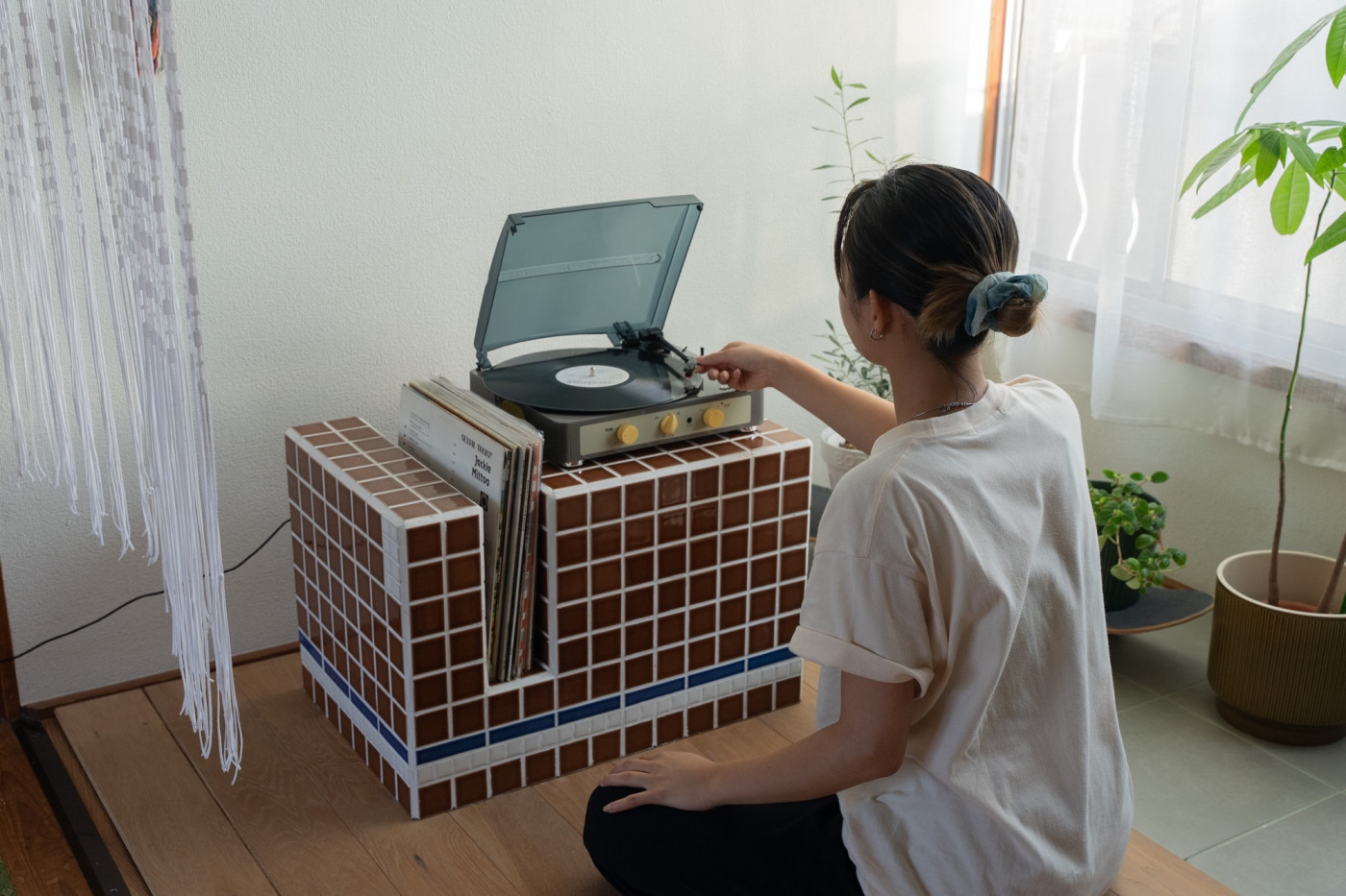 レコードとプレーヤーを飾りながら収納できる「レコードラック」を合板とタイルでつくってみた！156