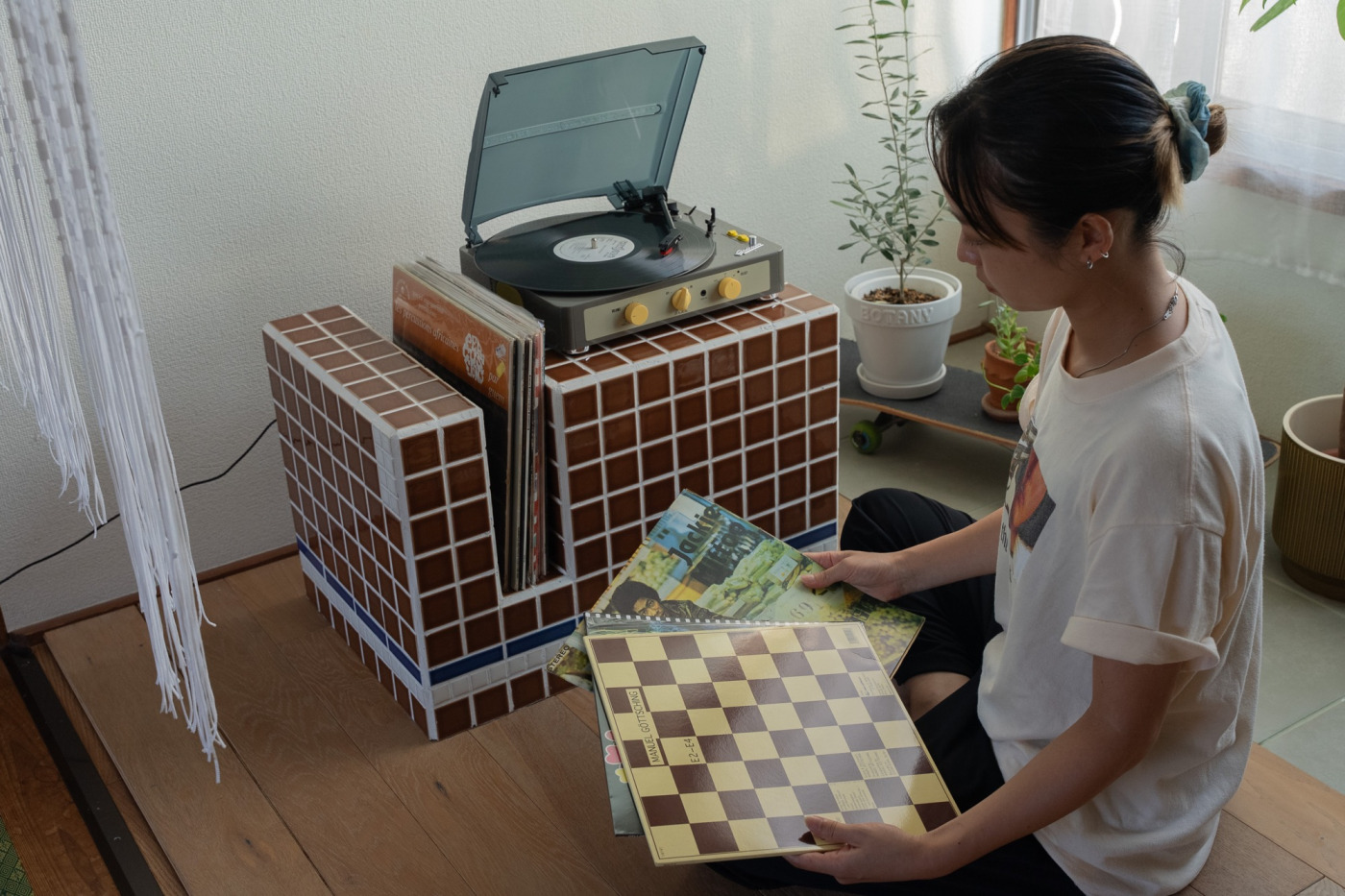 レコードとプレーヤーを飾りながら収納できる「レコードラック」を合板とタイルでつくってみた！158