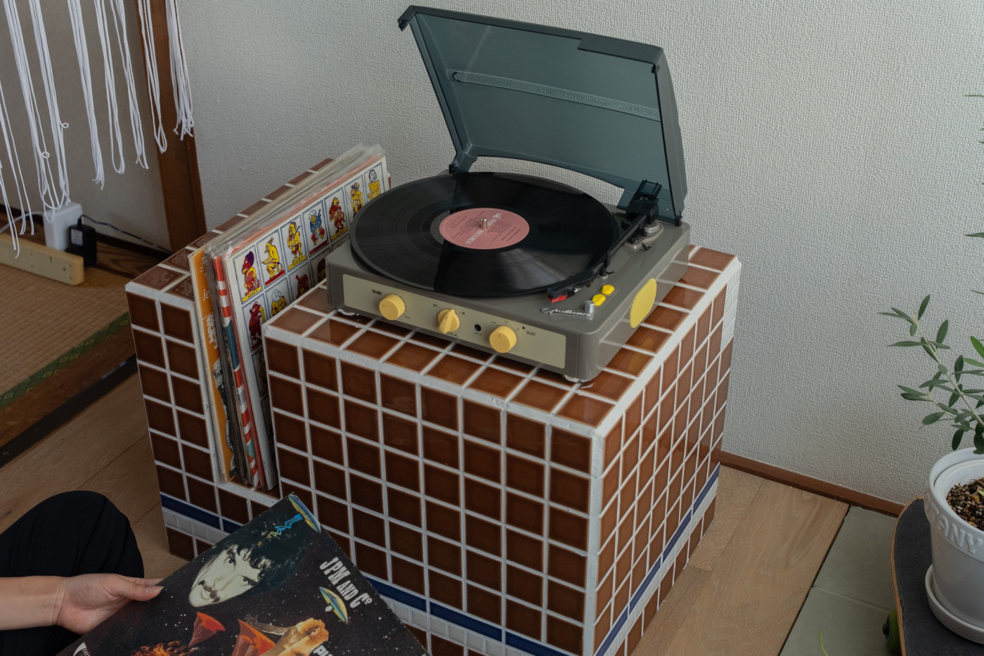 レコードとプレーヤーを飾りながら収納できる「レコードラック」を合板とタイルでつくってみた！160