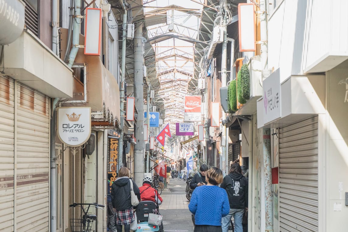 懐かしい看板や昔ながらのお店が並ぶ中に、新しいお店が点在する「中津商店街」。歩くだけでも楽しい。