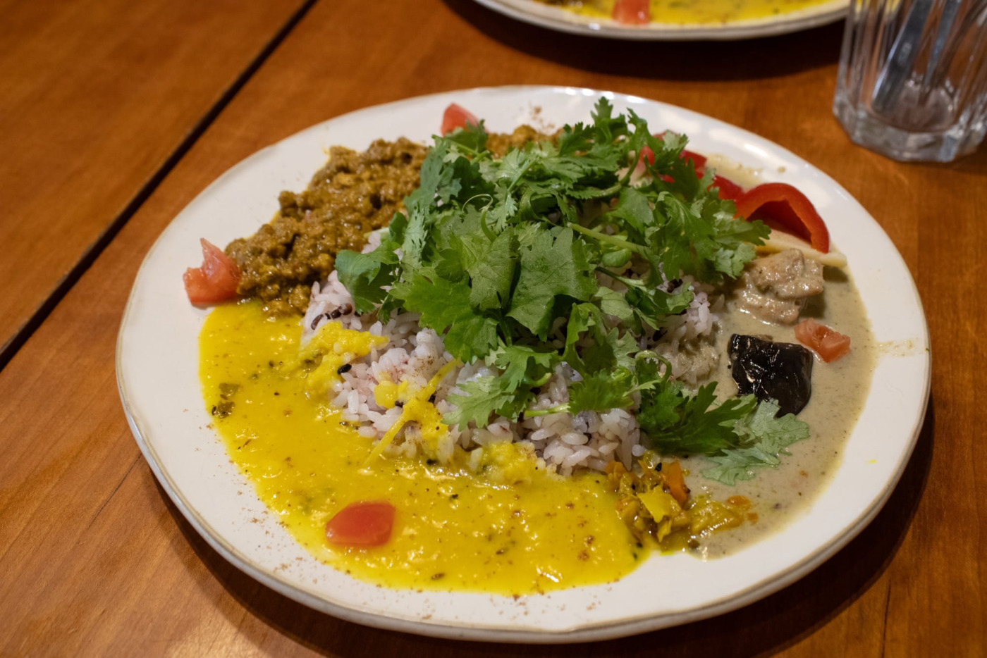 パクチー好きはぜひパクチートッピングを！キーマカレーとグリーンカレーの2種あいがけ盛り。