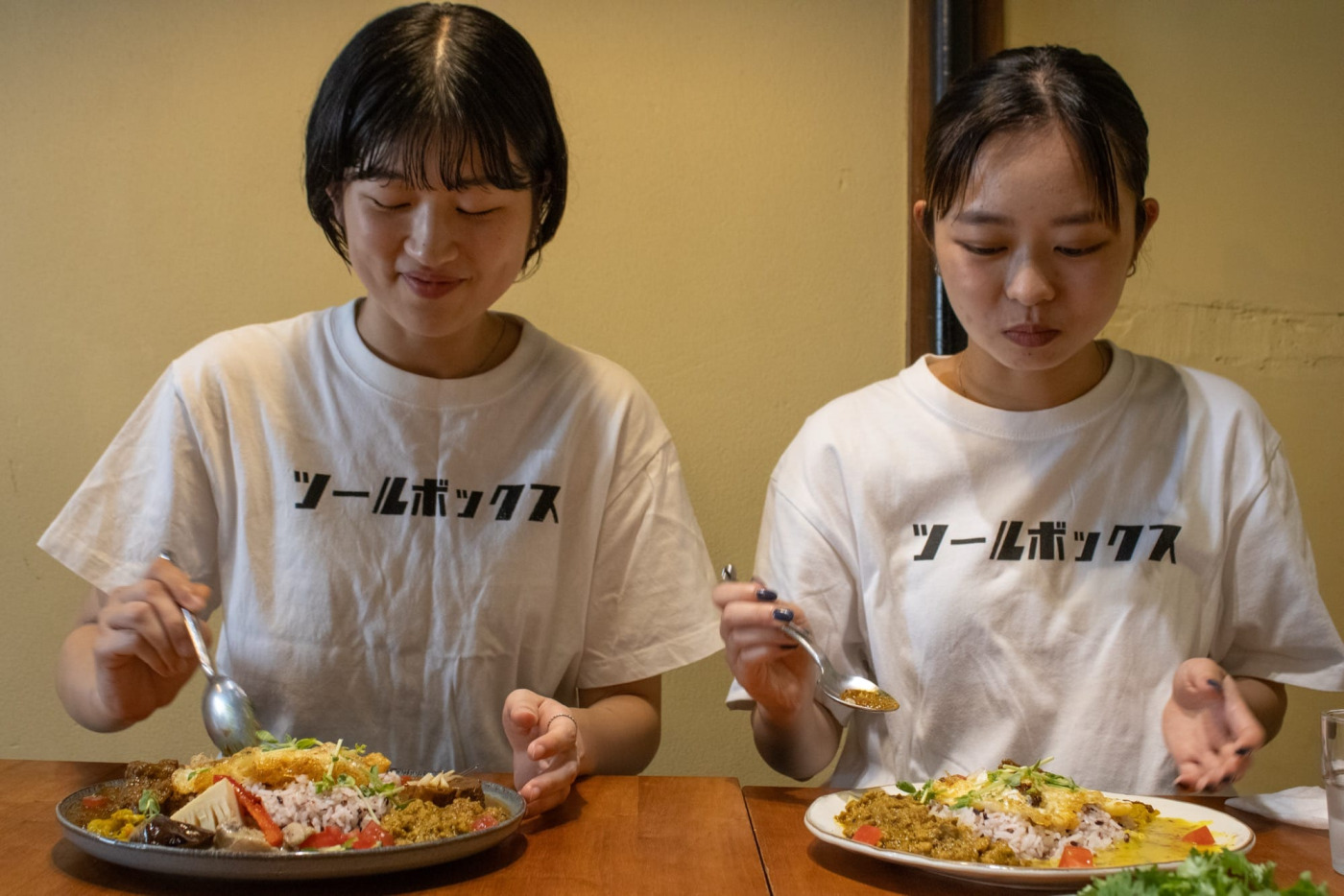 どこから食べようか迷うのも、あいがけカレーの醍醐味！白Tだろうが気にせずいきましょう。