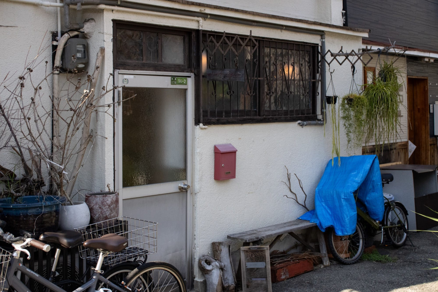 小さなA看板とドアの横についている看板が目印！