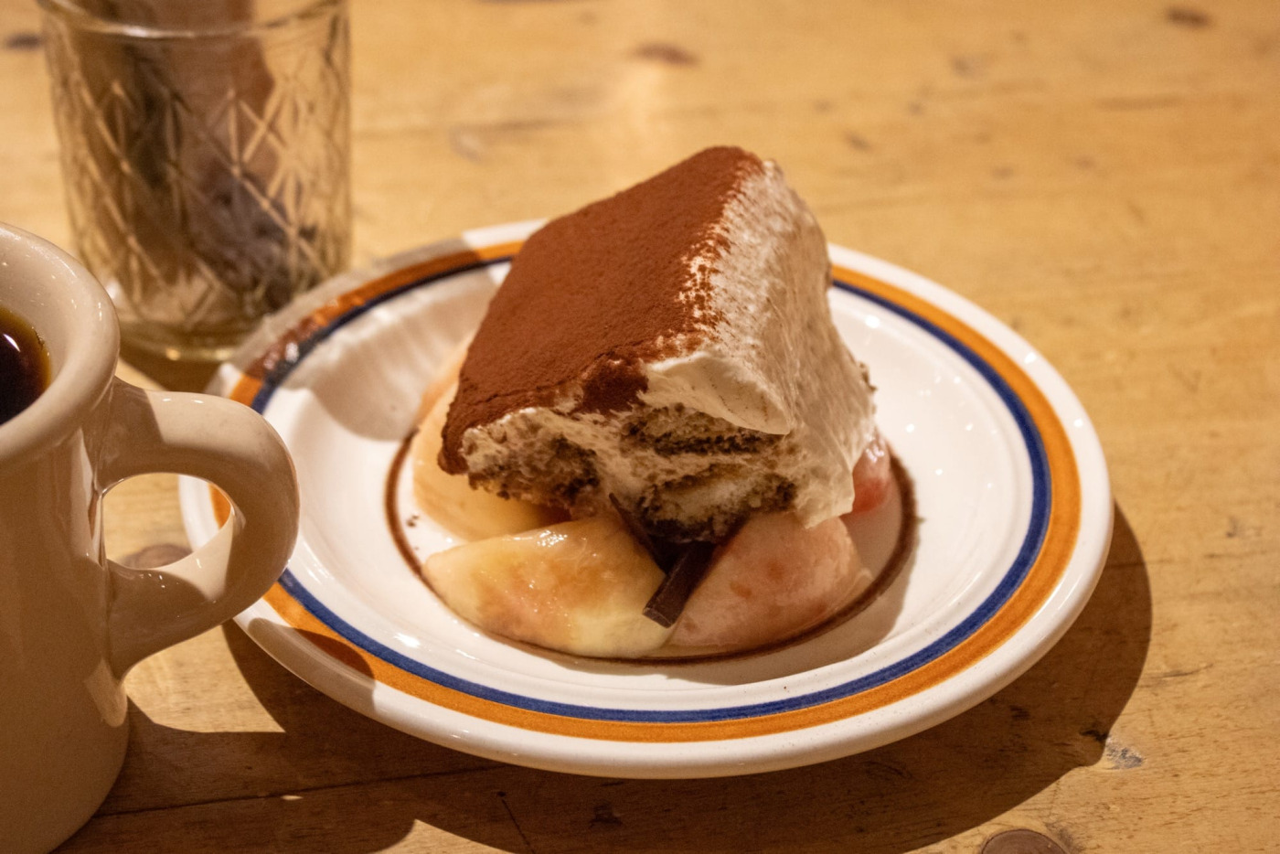 クリーミーで甘さと苦味のバランスが絶妙なティラミスは、単体でもコーヒーとぴったり。瑞々しい桃と合わさると、爽やかさが際立ちすっきりとした味わい。