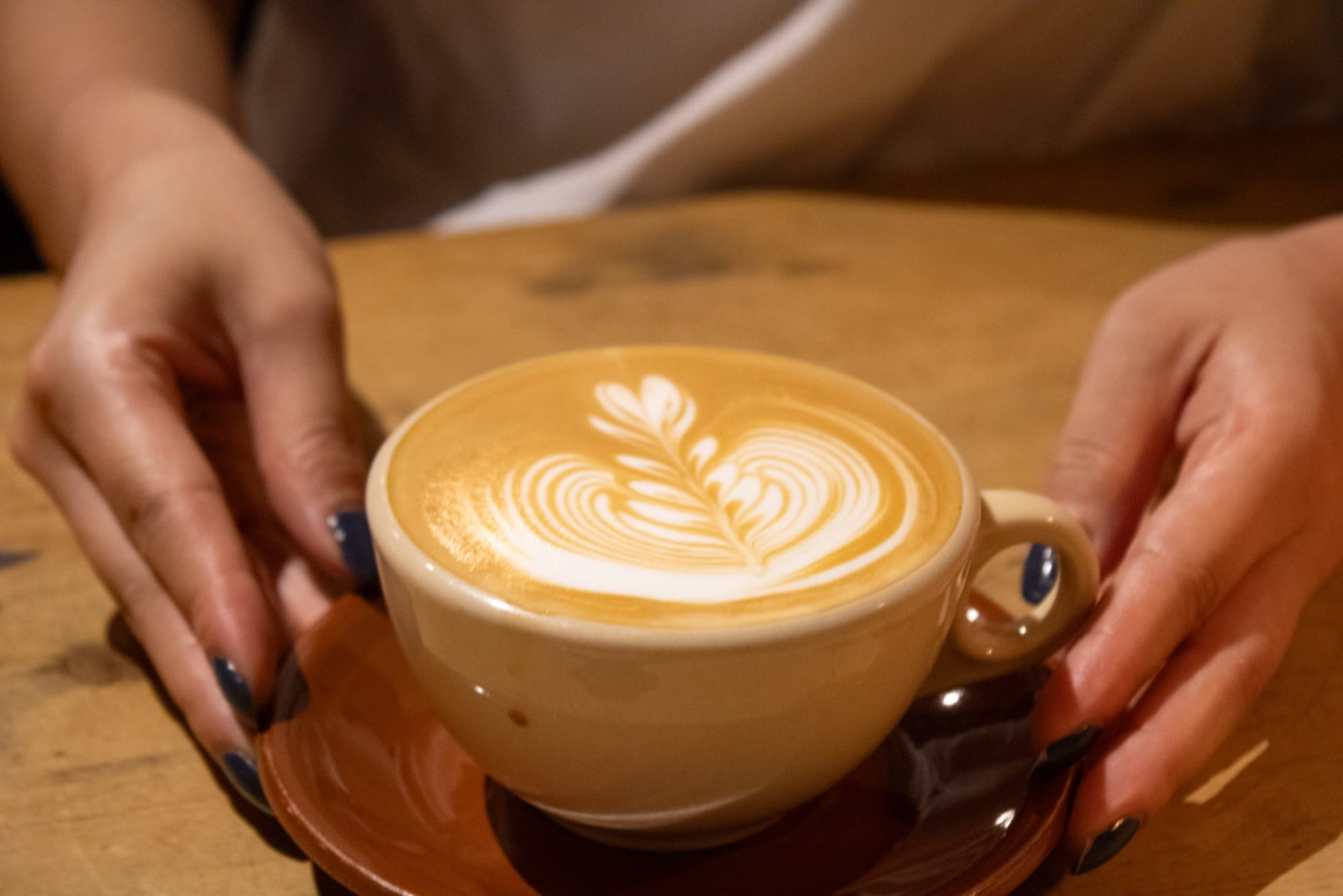 ドリンクカップは大ぶりで、たっぷりいただけるのが嬉しい。美しいカフェラテ。