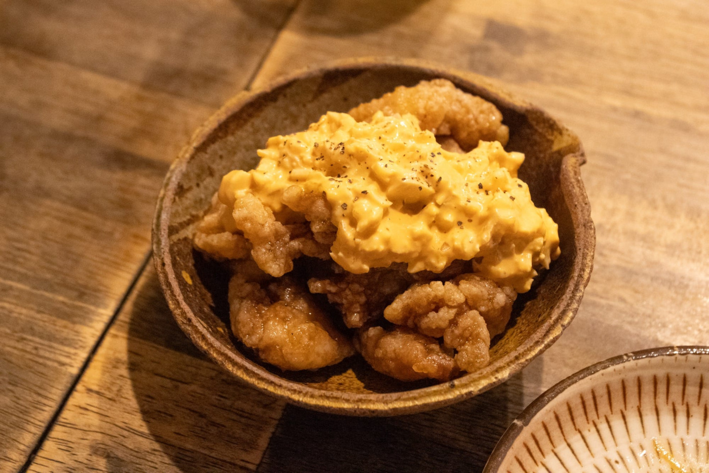 しっかり味が染みた、鶏せせり南蛮。定番のチキン南蛮も酒のアテにアレンジされているのがたまらない！