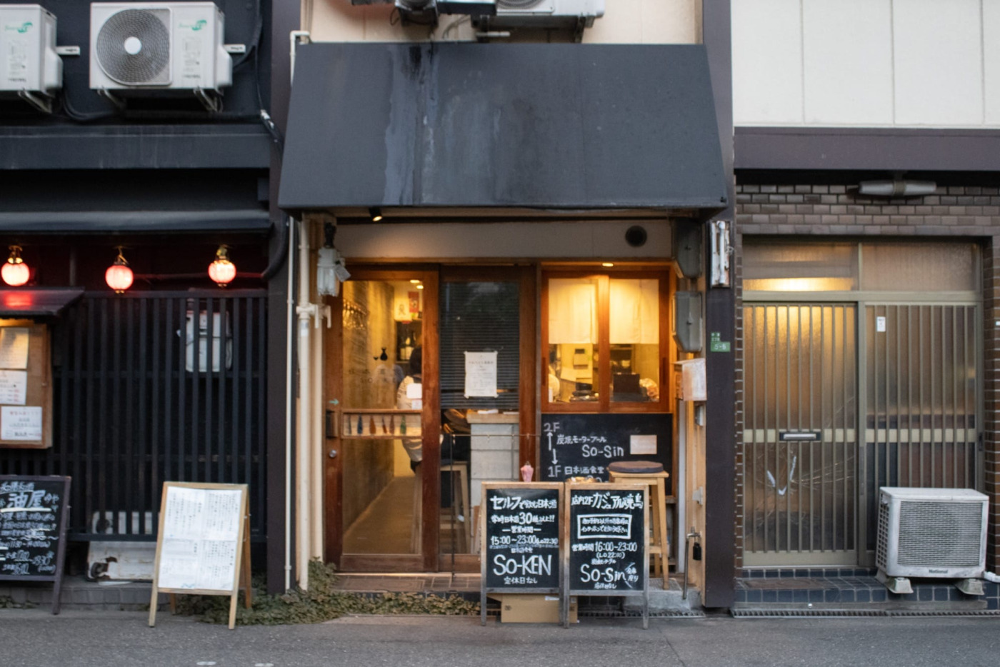立ち飲みのカウンター席とテーブル席があります。