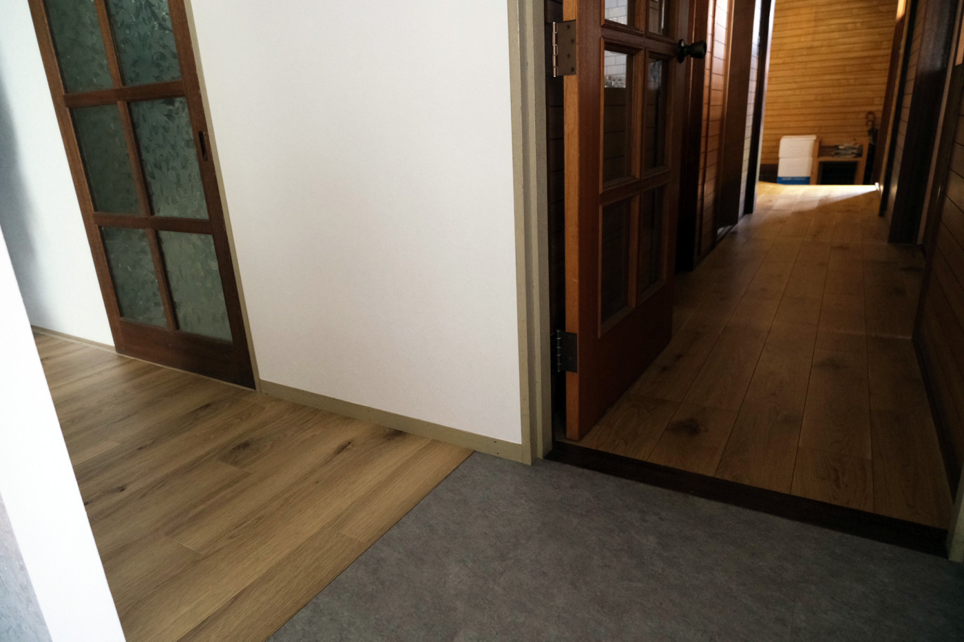 床材も、巾木も、建具もバラバラ。奥に見える型板ガラスの建具がなんともキュート。