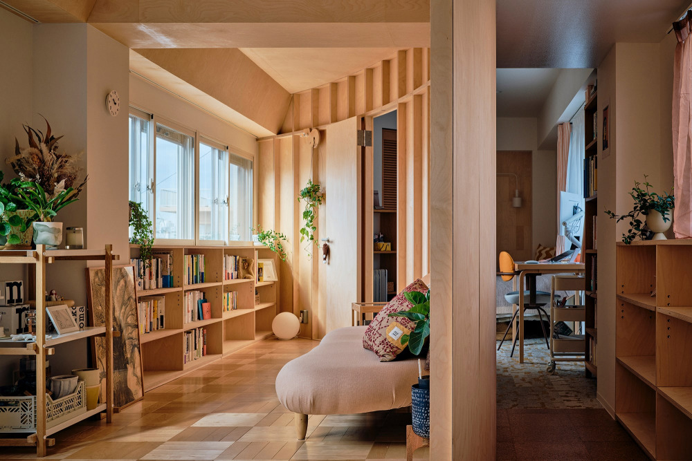 モチーフは“カッパドキアの洞窟”。木のアール壁がL型住戸を貫く、こもり感と開放感が同居する住まい