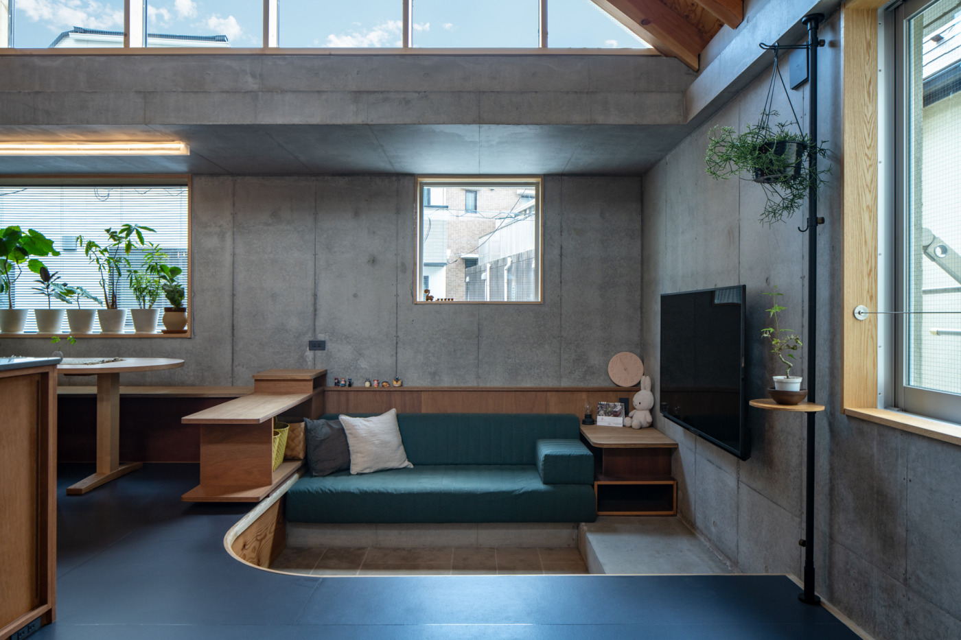 コンクリートの躯体に、温かな木と深い青が映える空間。（photo©STUDIO SEN  Yuki Seshimo）