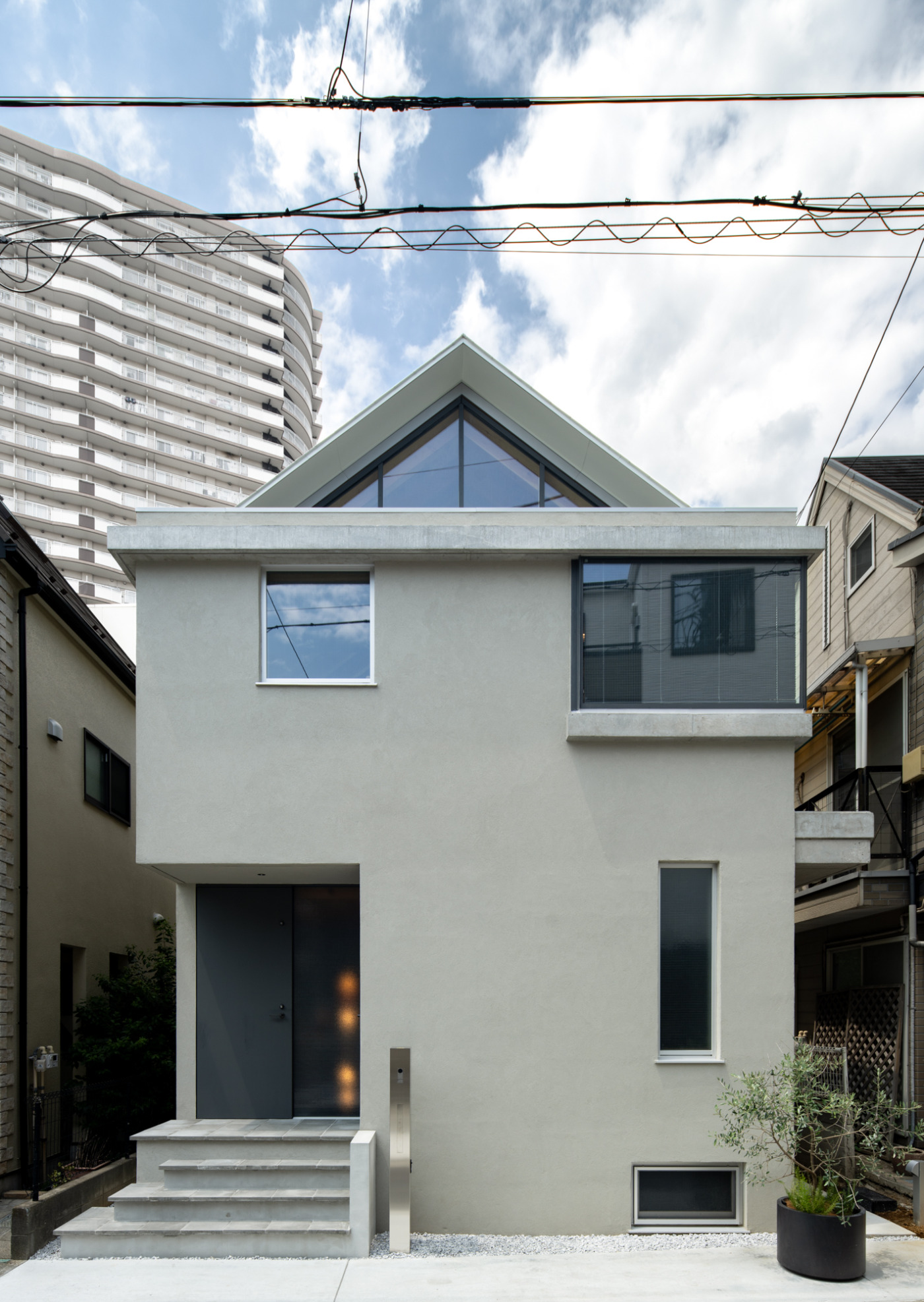 外観。周囲の街並みと調和するよう外壁は左官仕上げに。（photo©STUDIO SEN  Yuki Seshimo）