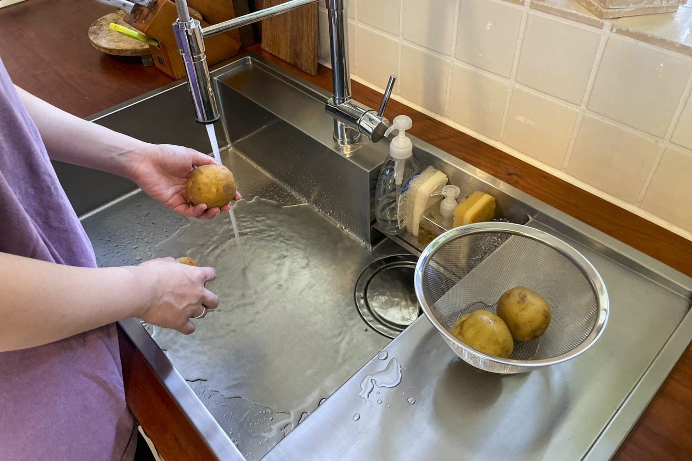 水切りは、ステンレスシンク縁のデッキ部分で。木天板も水に濡れず安心。