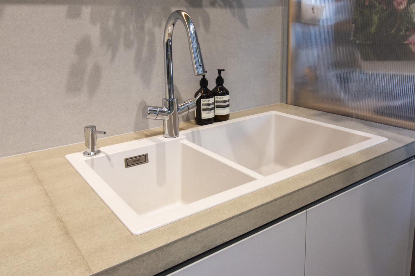 「クォーツシンク ダブル ホワイト」に「キッチンディスペンサー」を付ければ洗剤もすっきり。（事例協力：puddle inc.）