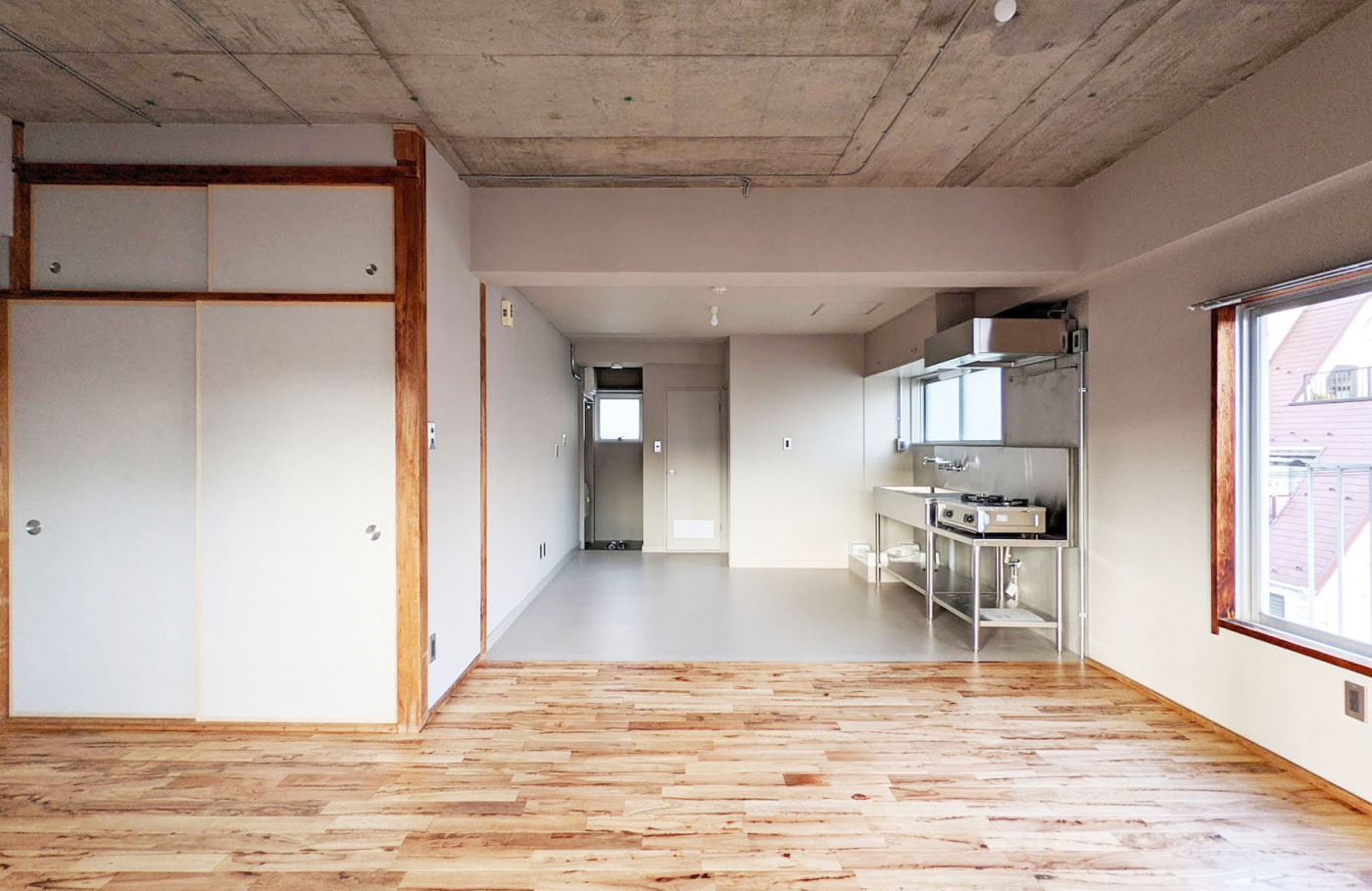 中央にあった間仕切り壁や建具を撤去し、ひとつの大きな空間に。