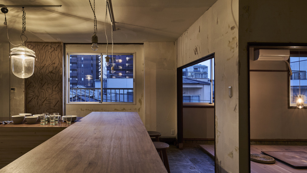 住宅を再編集。間取りはそのまま、剥がす、置く、暮らしを試す、大阪・ローカルの街の宿