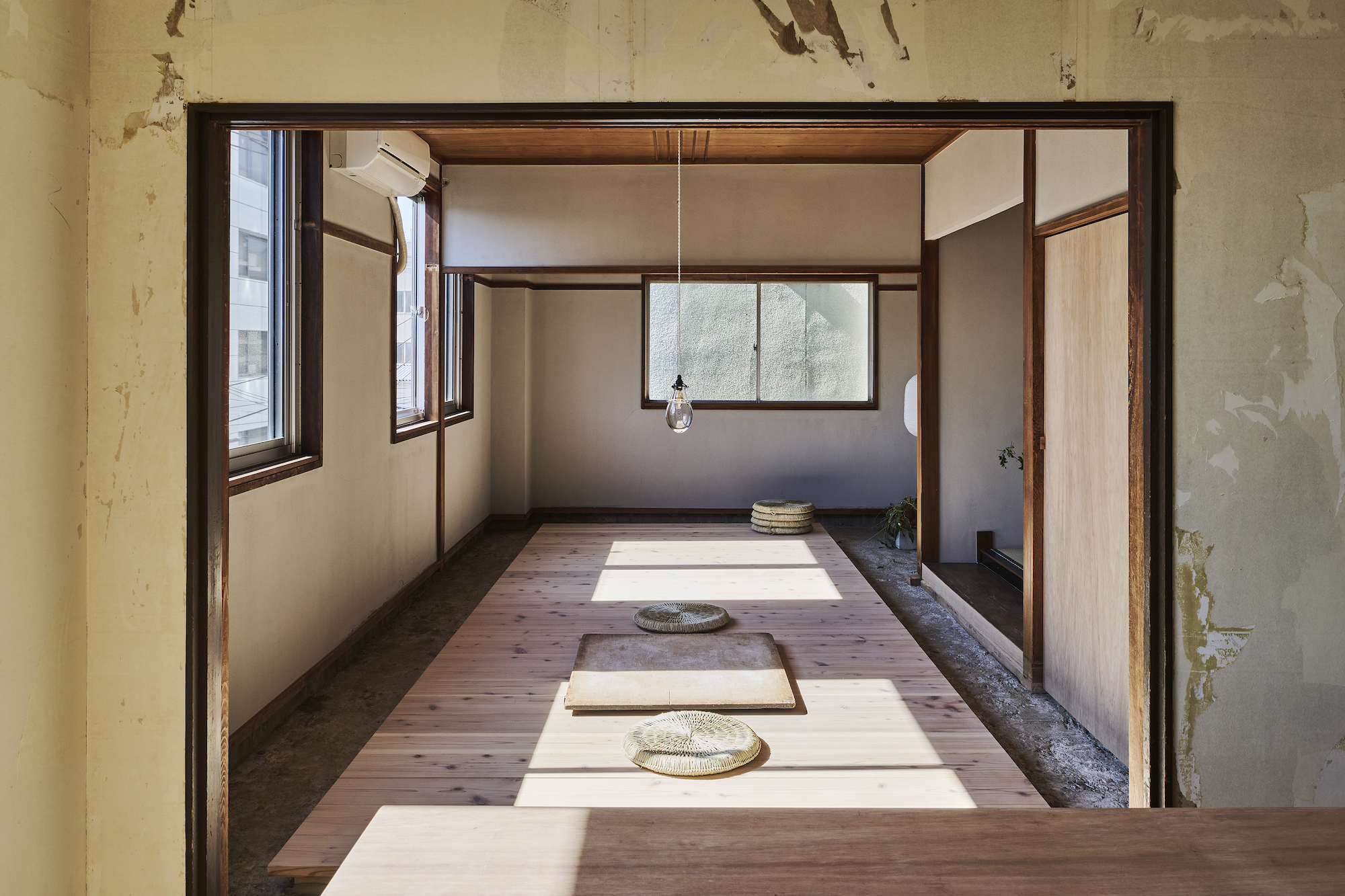 住宅を再編集。間取りはそのまま、剥がす、置く、暮らしを試す、大阪・ローカルの街の宿Vol.3