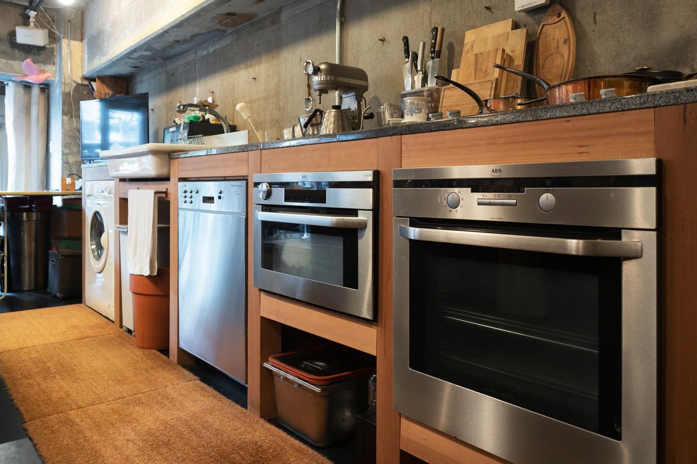 奥から洗濯機、食洗機、スチームオーブン、コンベクションオーブンが並ぶ。