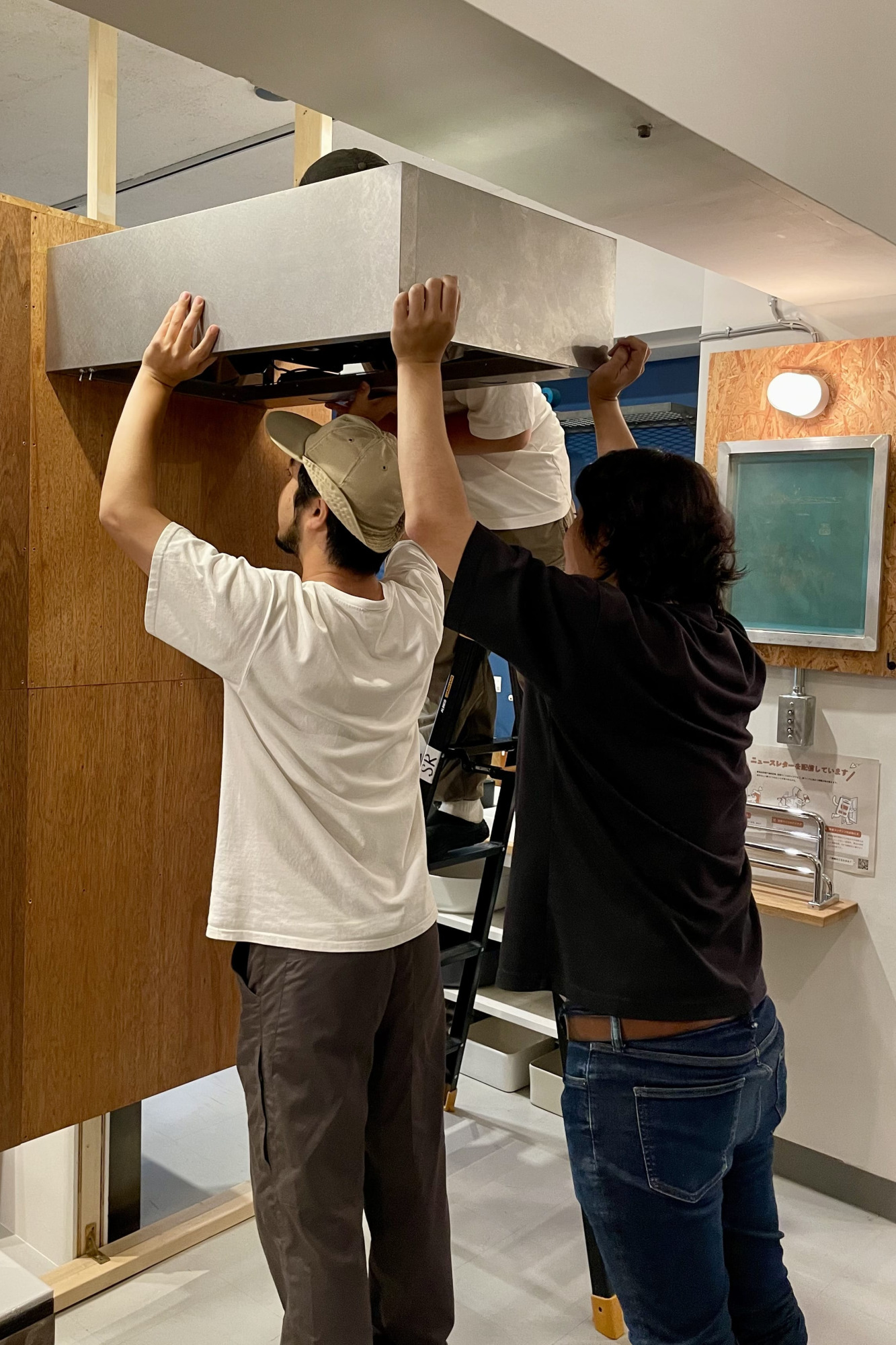 設置の際には、レンジフードをお神輿のように担いで！