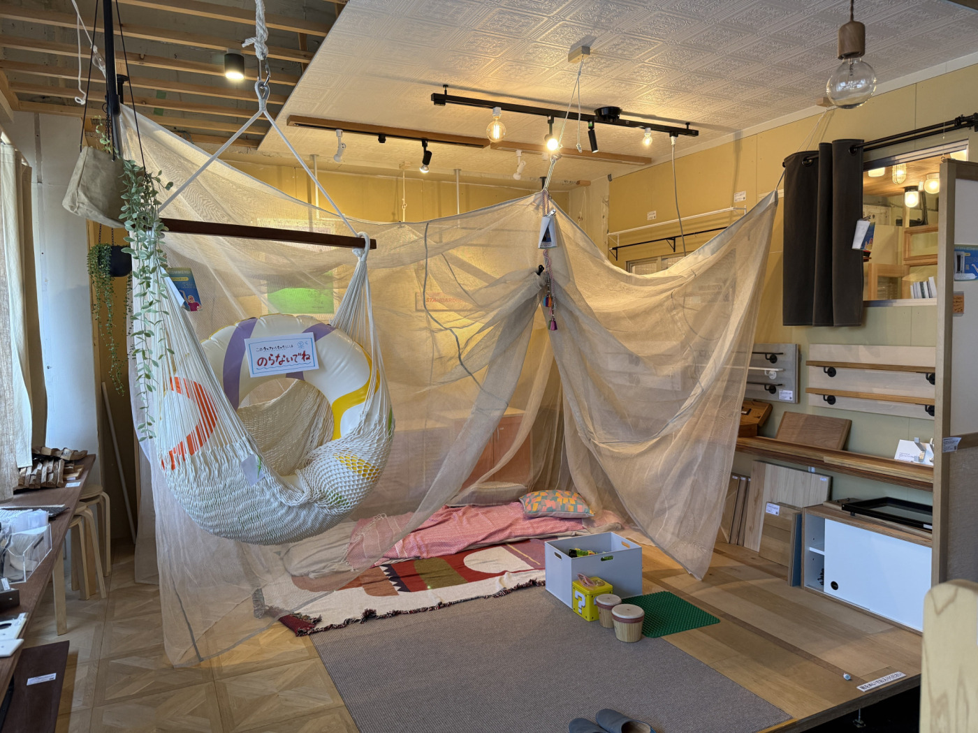 蚊帳を取り入れたり、カーテンの素材を変えたり…ちょっとでも涼やかに過ごしたい「夏なので、『おうちの衣替え』してみました。」