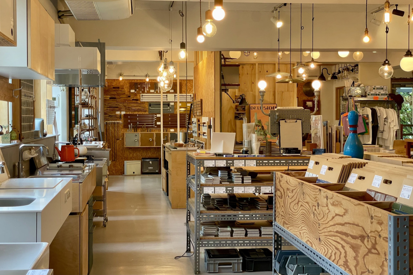 ショールームには手に取れる家づくりの商品をずらりと。