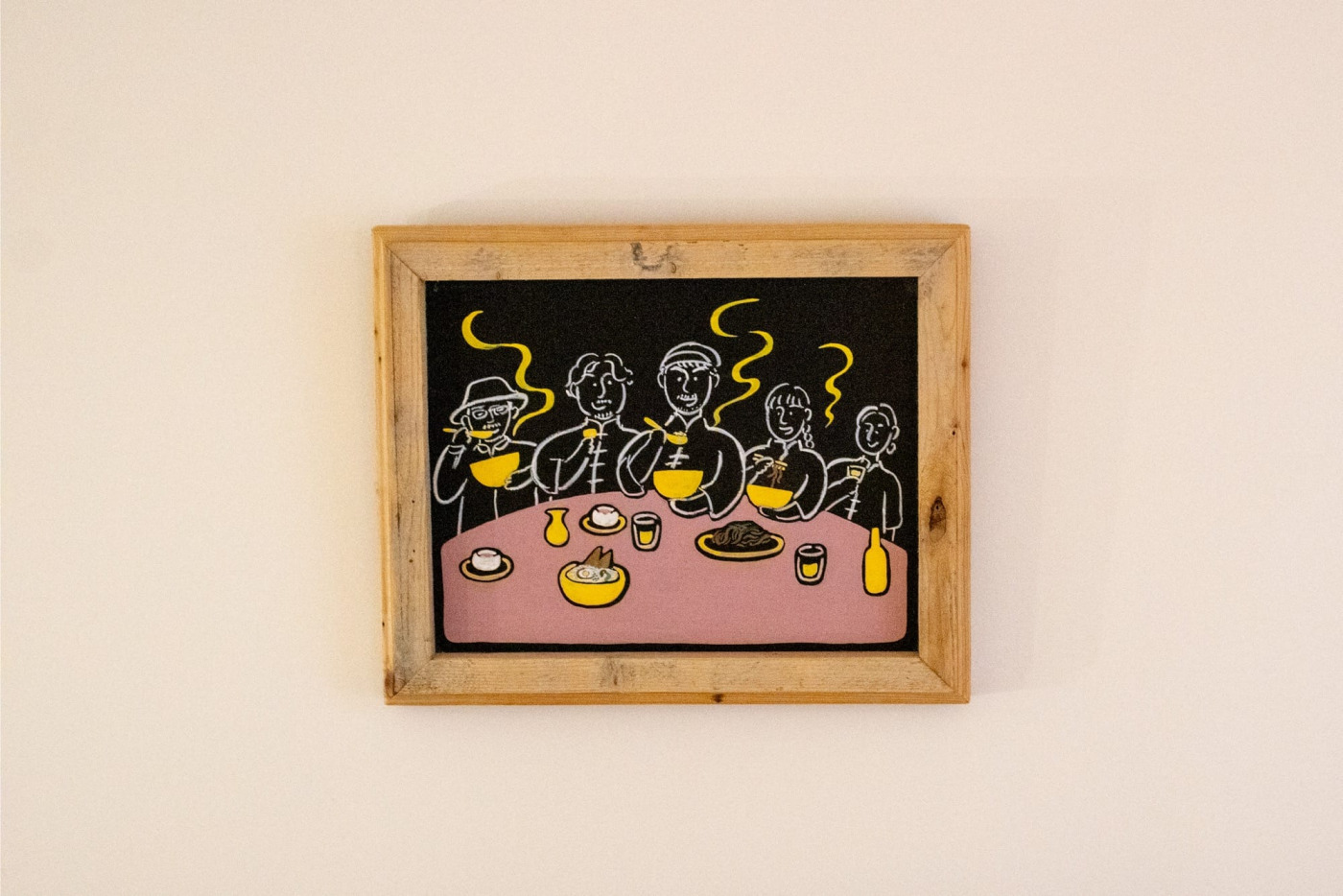 壁に飾られたり、描かれているアートや文字もカラフルでとっても可愛らしい！