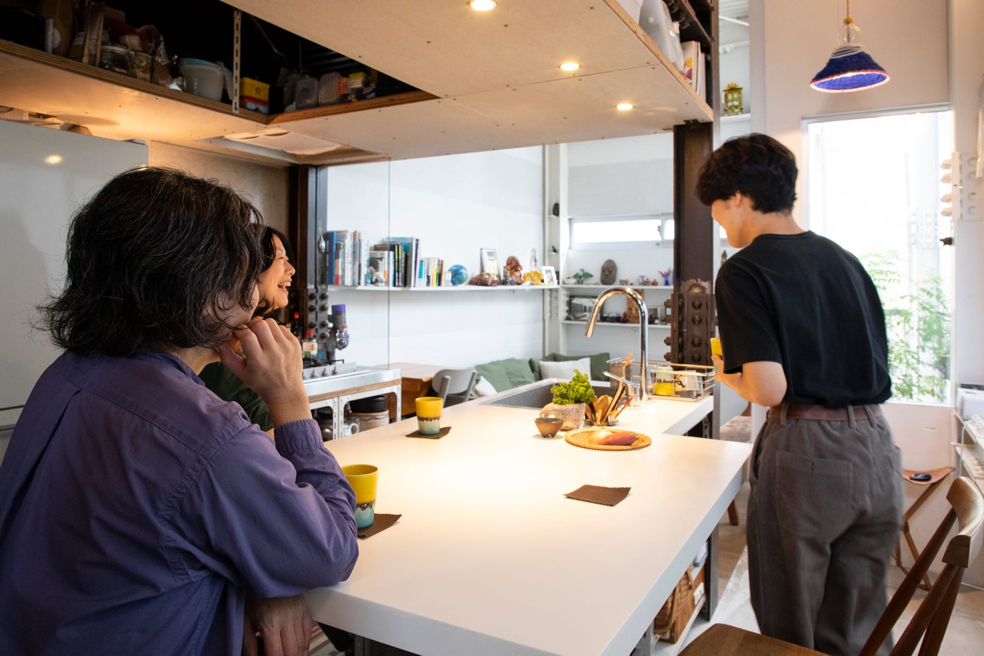 シンク前は凹ませ回遊しやすいつくり。ゲストも自然と立ち上がって食器を下げてくれる。（事例協力：アキチアーキテクツ）