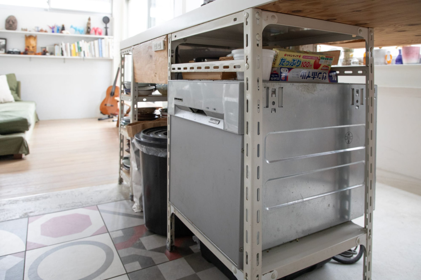 重い人工大理石の天板を支える工業用シェルフの脚。国産食洗機を露出でイン。