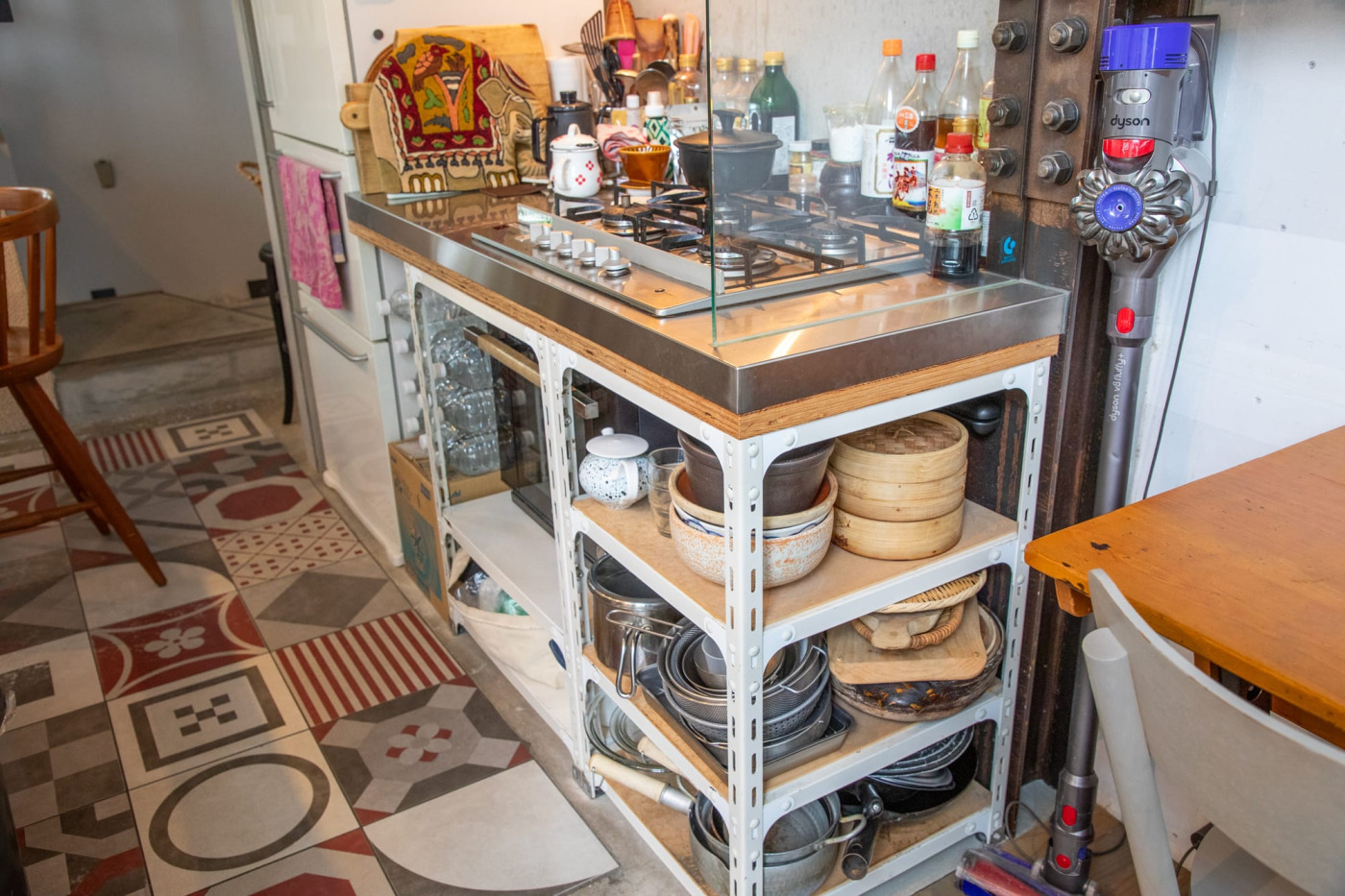 工業用シェルフの棚はサイズオーダー。飲用水は防災兼用でペットボトルをストックしている。