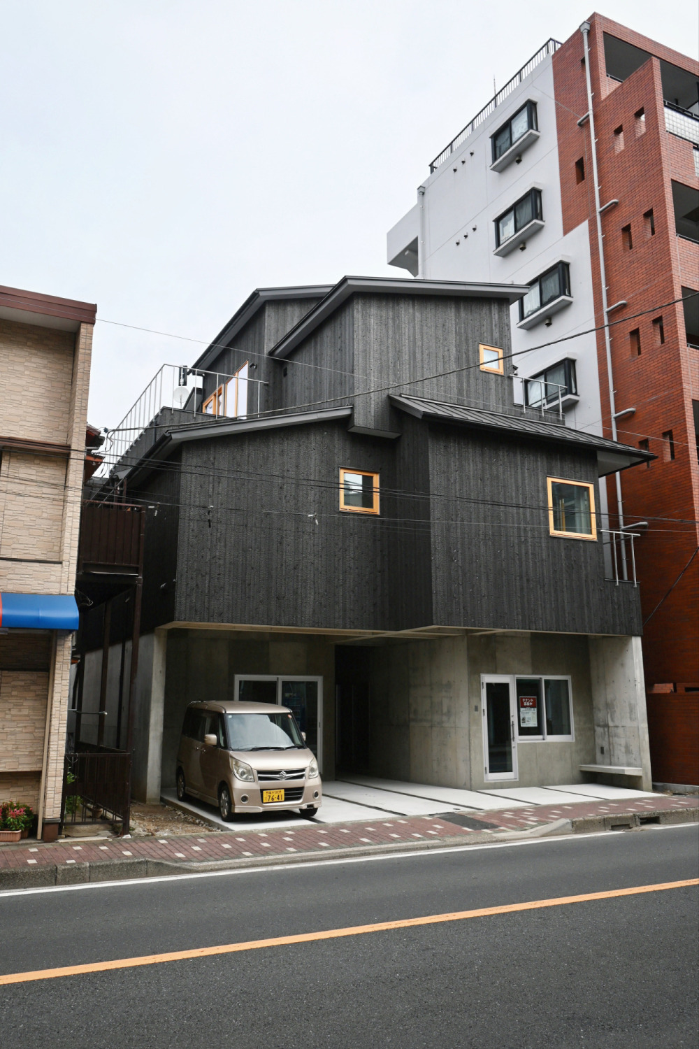 6.5mのカウンターが貫くリビング。街にひらかれた、人が集う家Vol.2