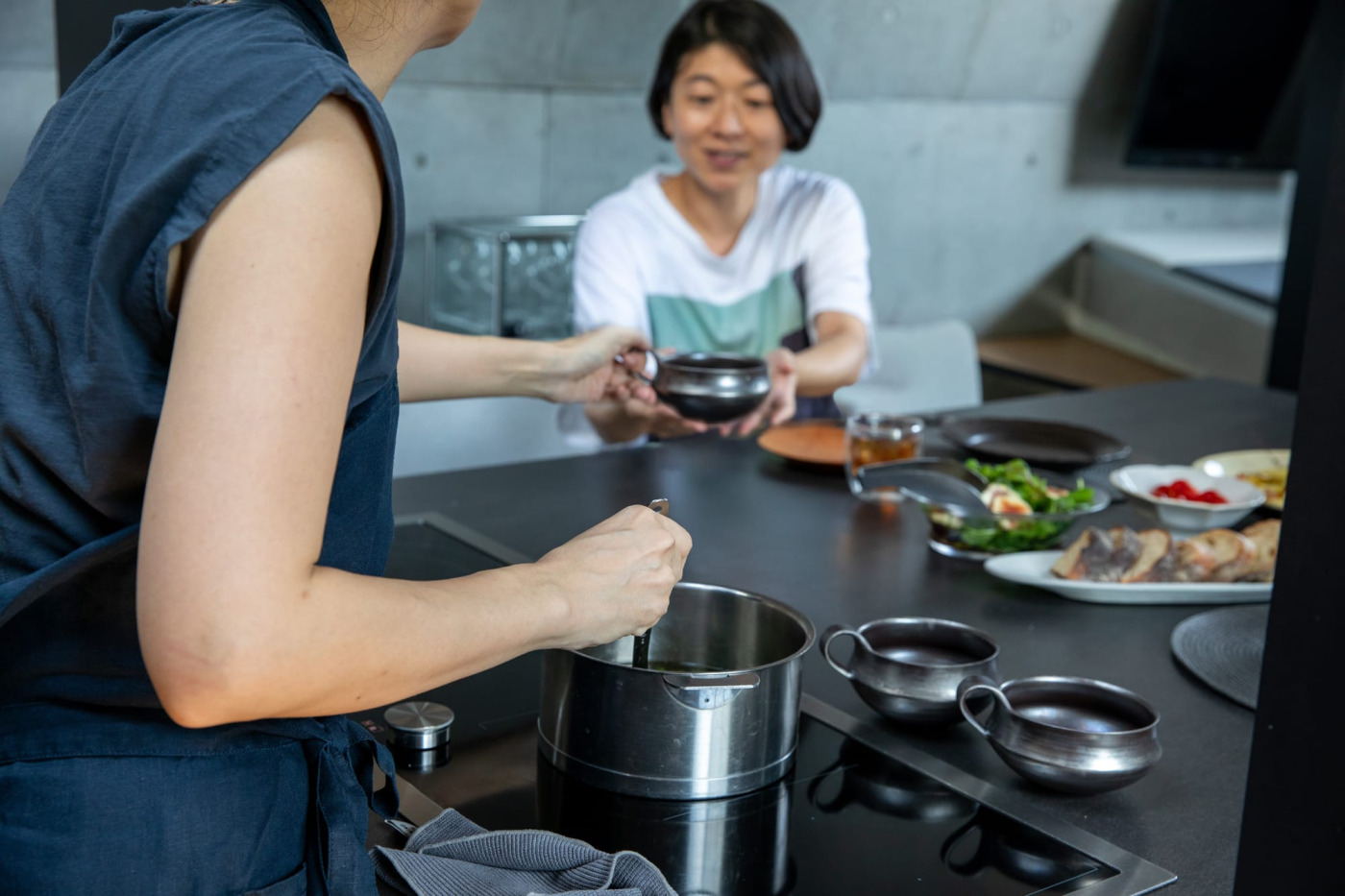 熱いスープをそのままよそって、テーブル側に手渡す。
