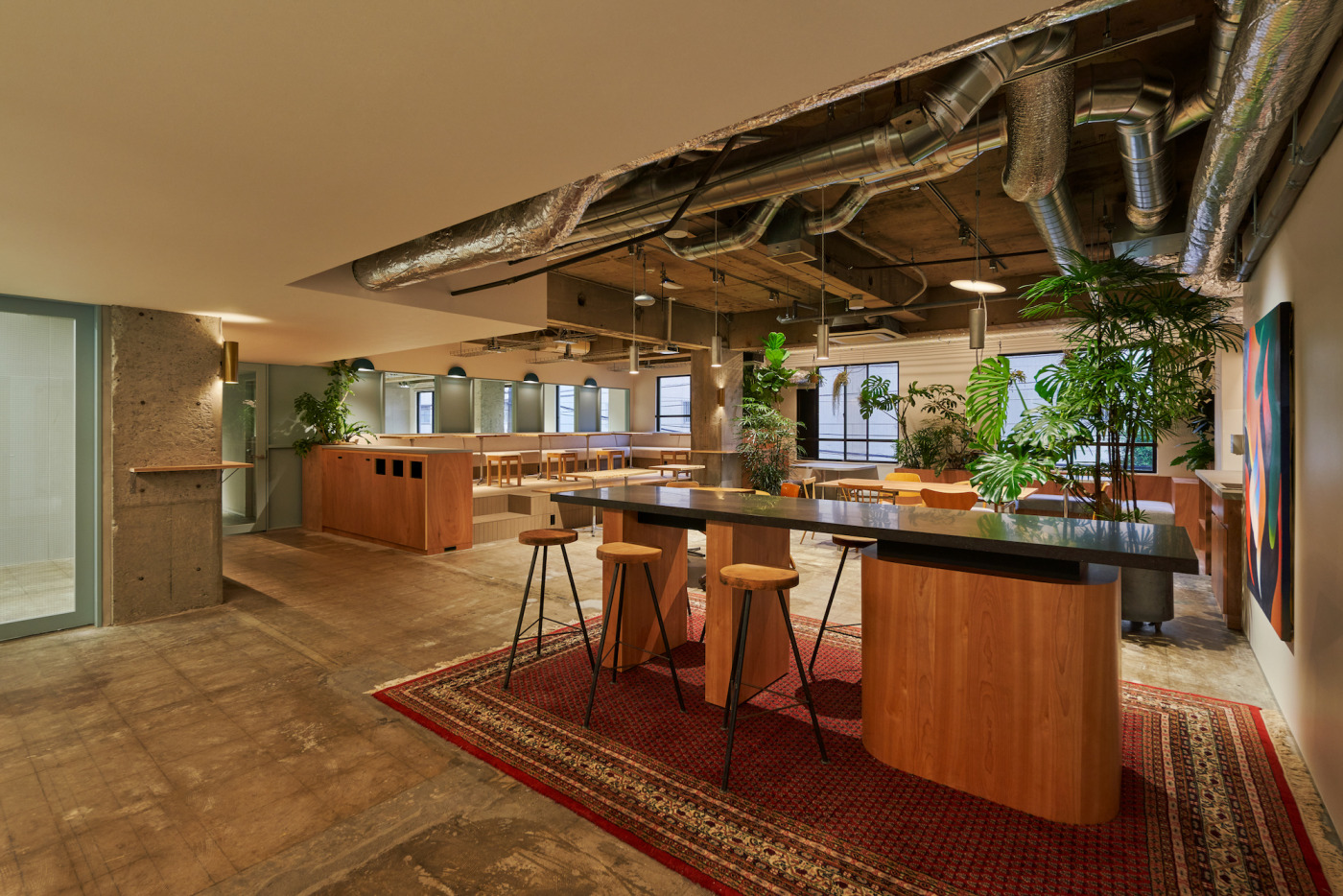 利用者同士のコミュニケーションが生まれることを狙った共有ラウンジ。建物の“交差点”という位置付け。(撮影:Tsubasa Kuroiwa)