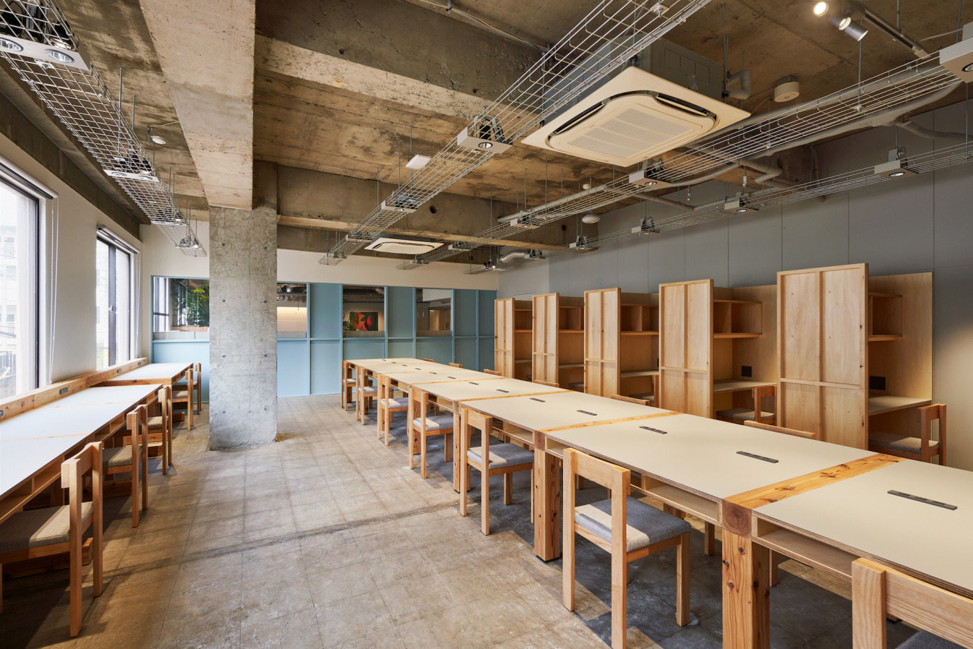 ミニマムオフィスとして利用できる、個人事業主やフリーランス向けの専用デスク。(撮影:Tsubasa Kuroiwa)