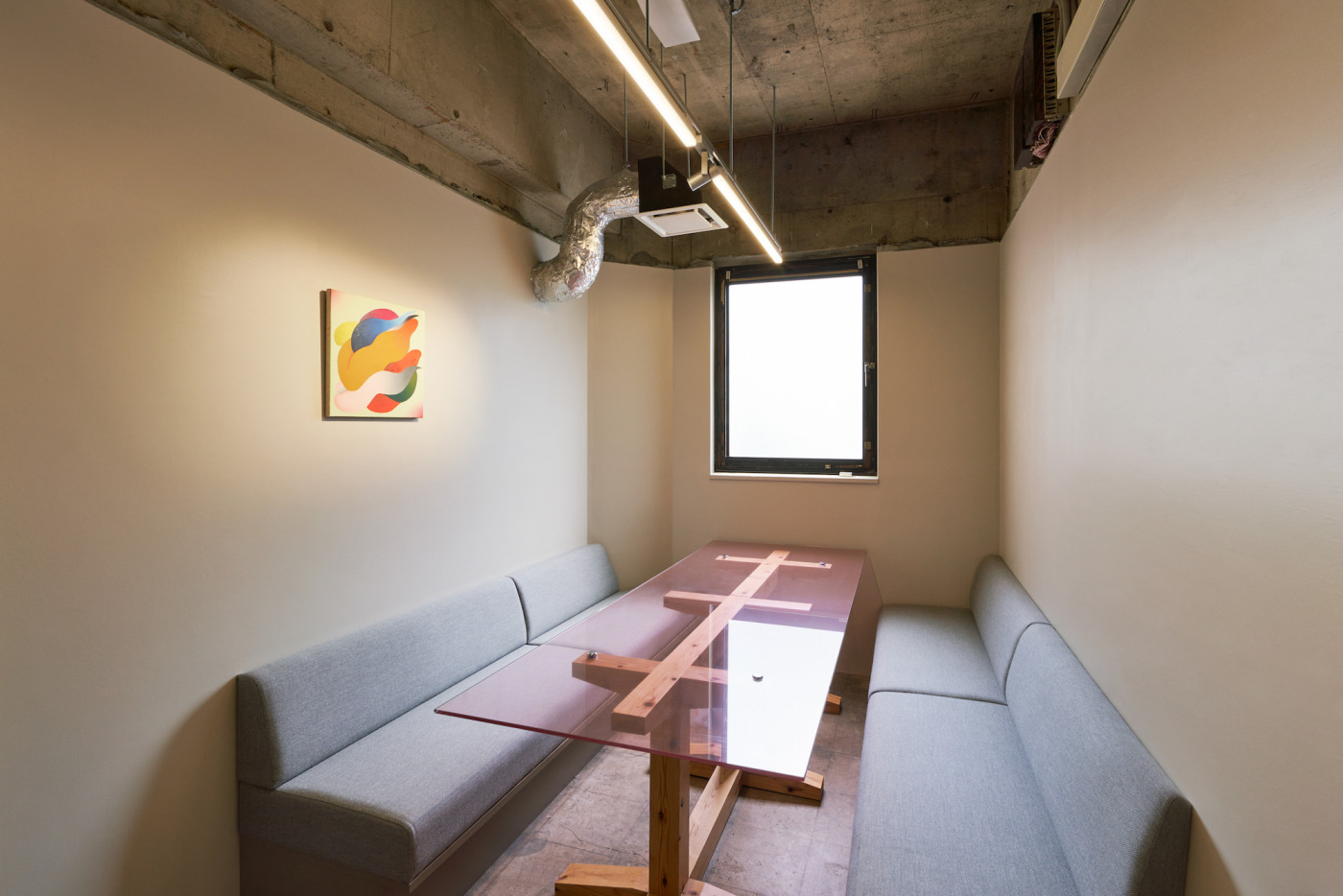 共用のMTG ROOM。(撮影:Tsubasa Kuroiwa)