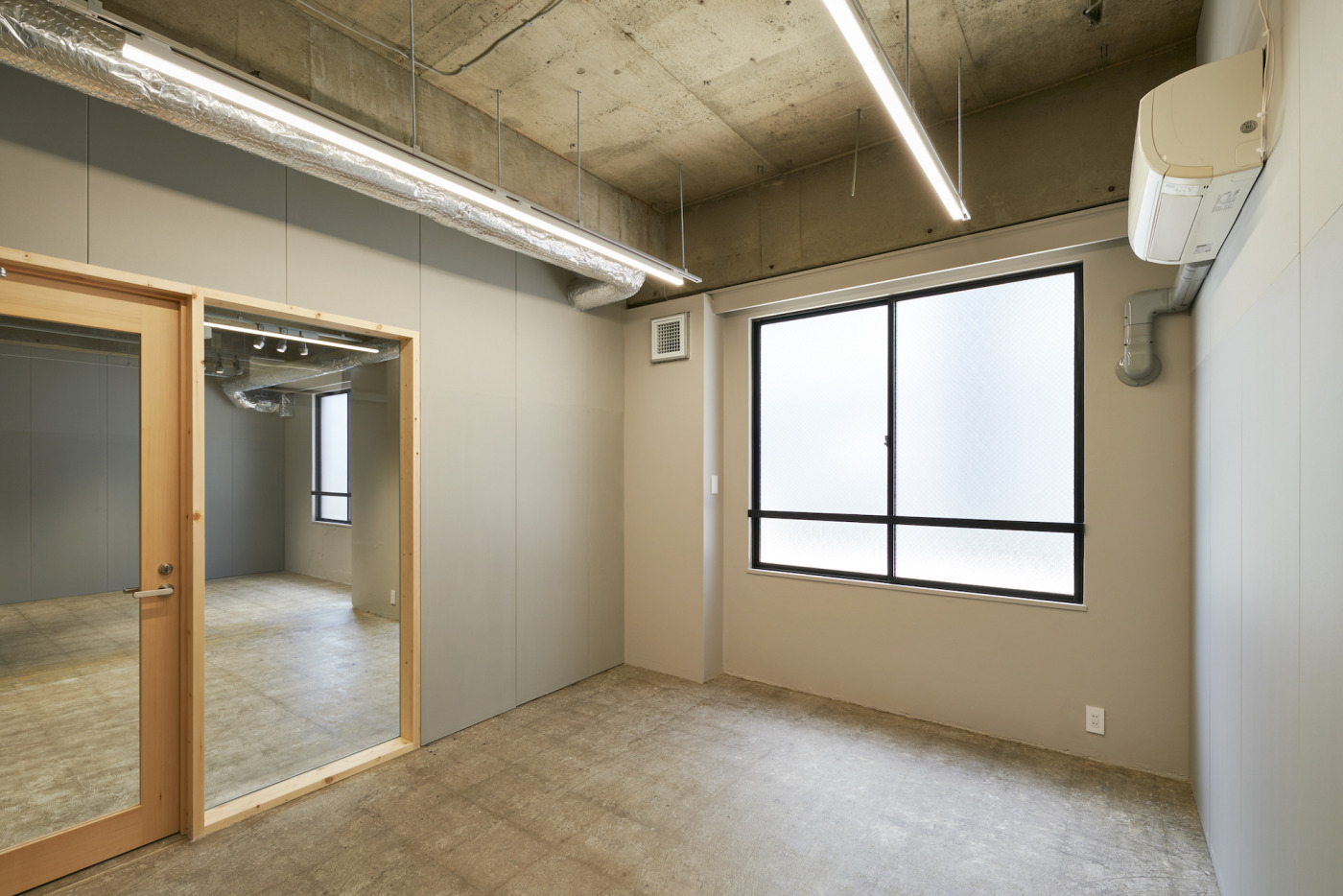 2部屋が1セットになった、オフィス機能+αな使い方ができるスタジオ区画。(撮影:Tsubasa Kuroiwa)