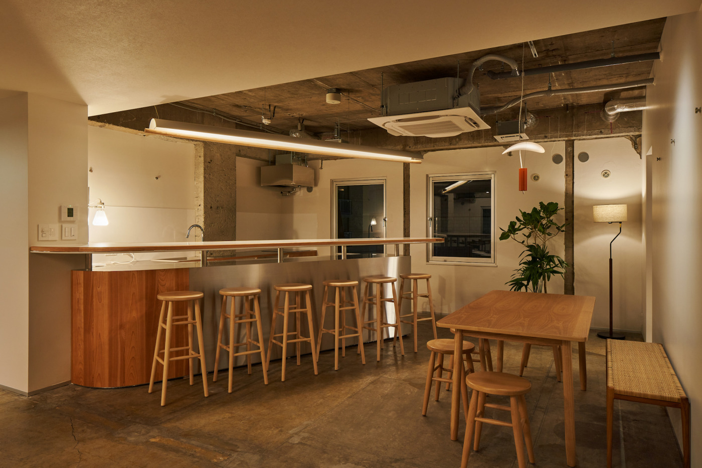 既存の壁の跡をあえてそのまま残した室内。建物が歩んできた時間の痕跡が、空間に味わいを添えています。(撮影:Tsubasa Kuroiwa)