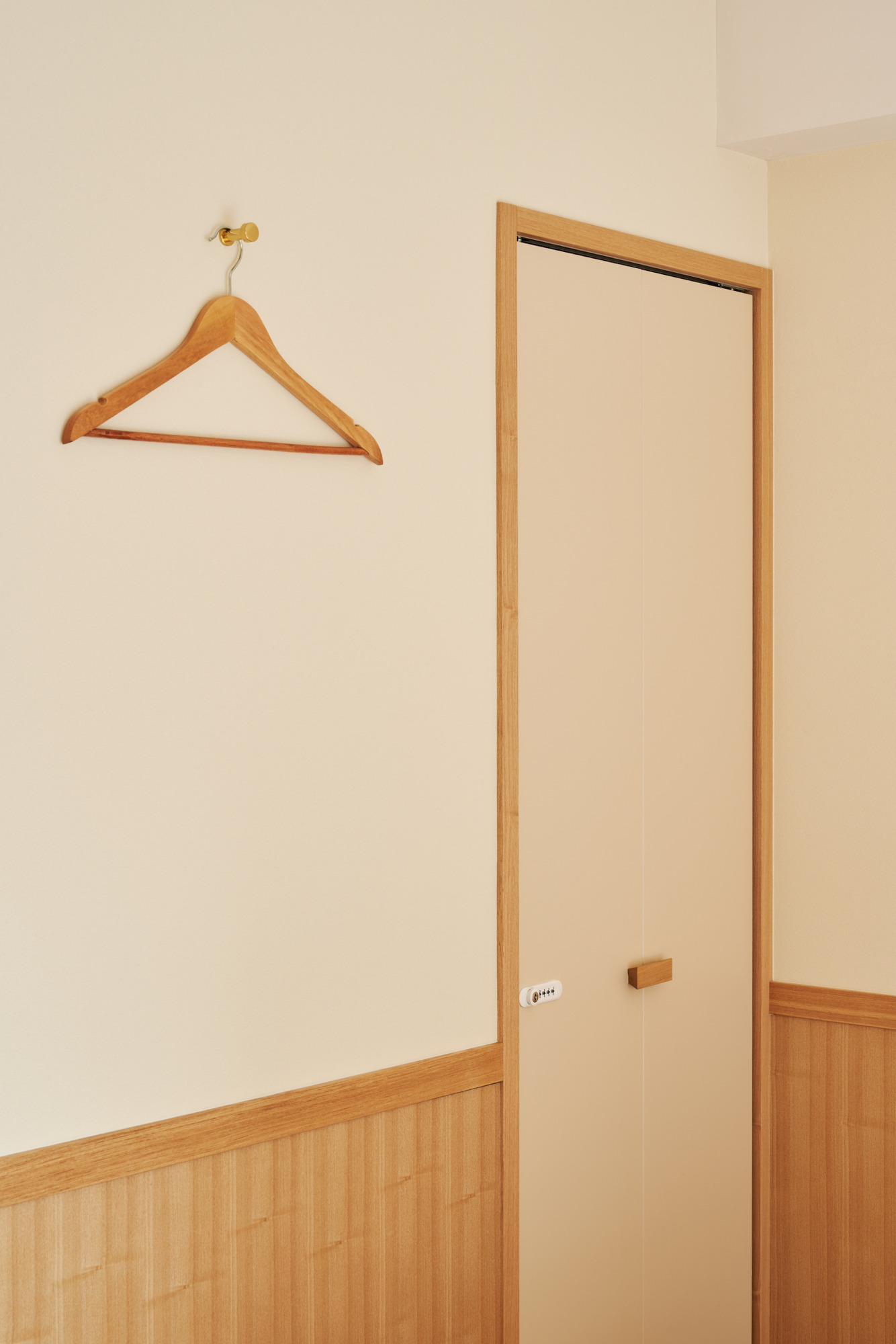 広めのルームBには壁収納が。扉には腰壁と揃えたオークの『木のつまみ』があしらわれています。(撮影:Tsubasa Kuroiwa)