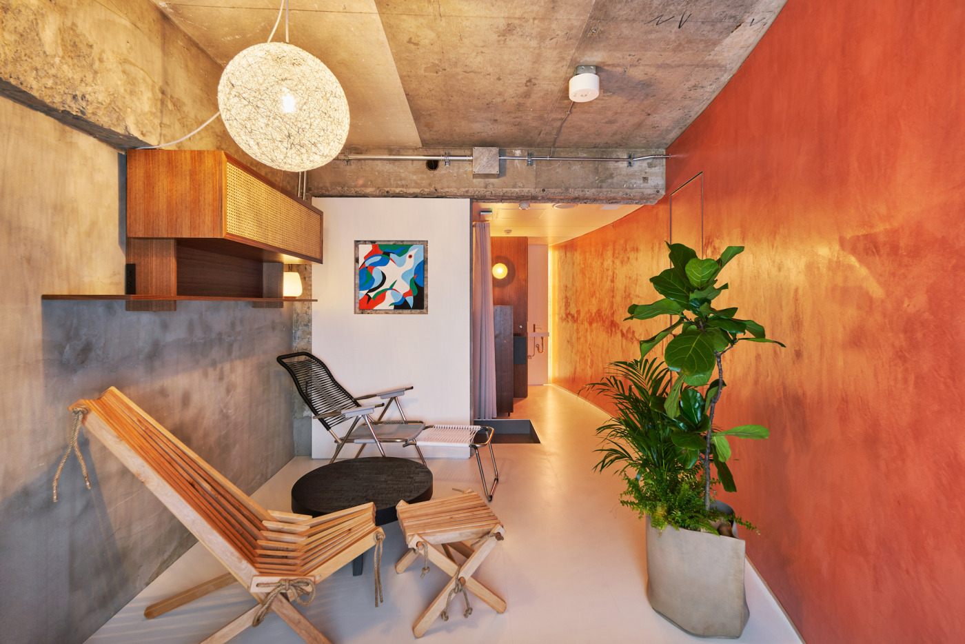 白壁に飾られたアート。壁の下地を額縁のように見立て、作品がより引き立つよう一工夫。(撮影:Tsubasa Kuroiwa)