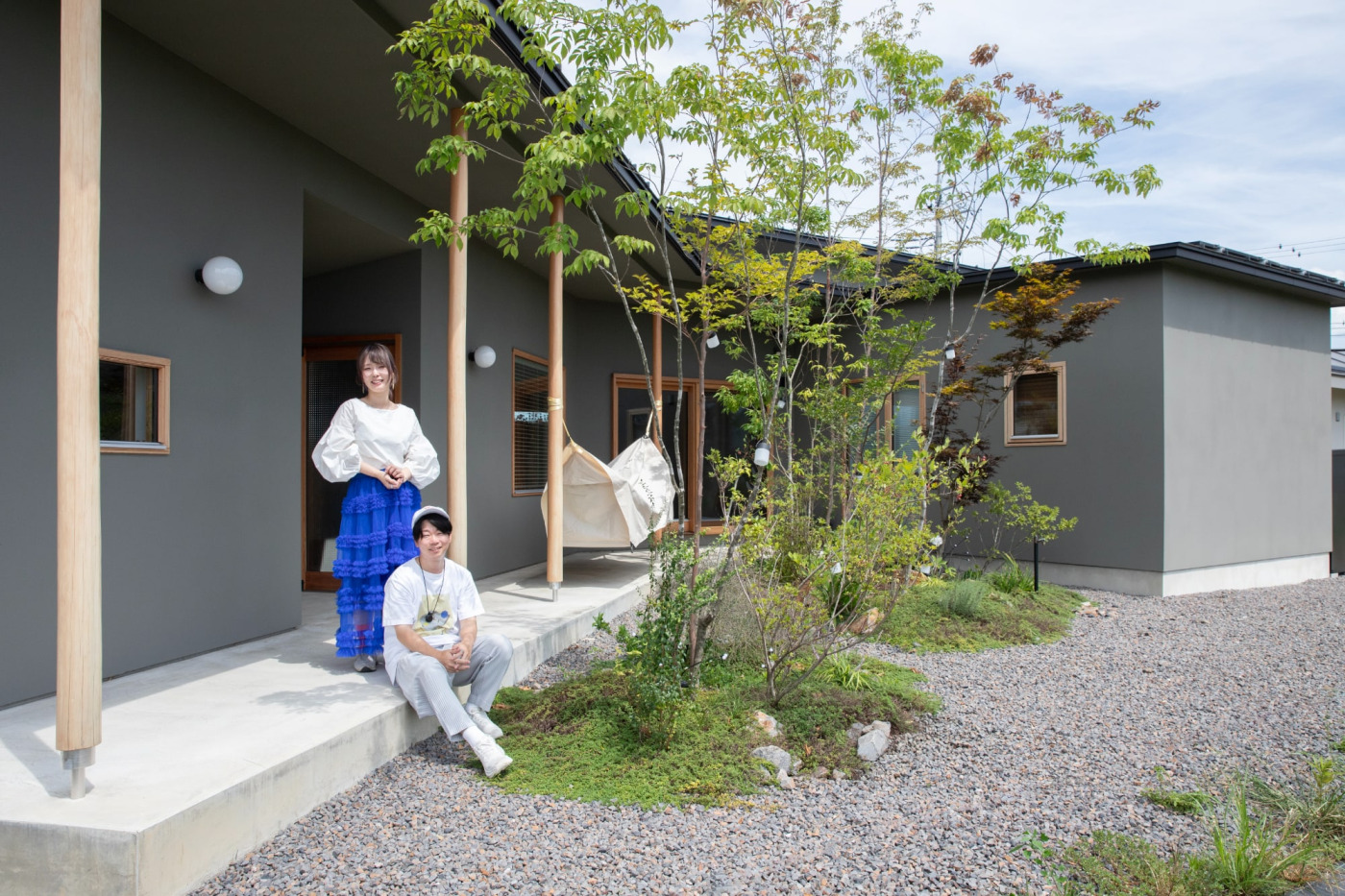 那須塩原の住宅地に建つ林・おちゅり邸。庭を囲むように「くの字」に折れ曲がった平屋建て。