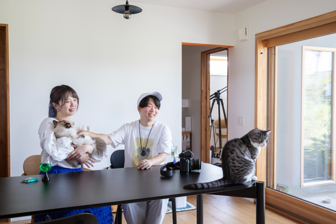 林さんは現在38歳、おちゅりさんは36歳。東京時代からの家族である愛猫2匹と那須暮らしを謳歌しています。