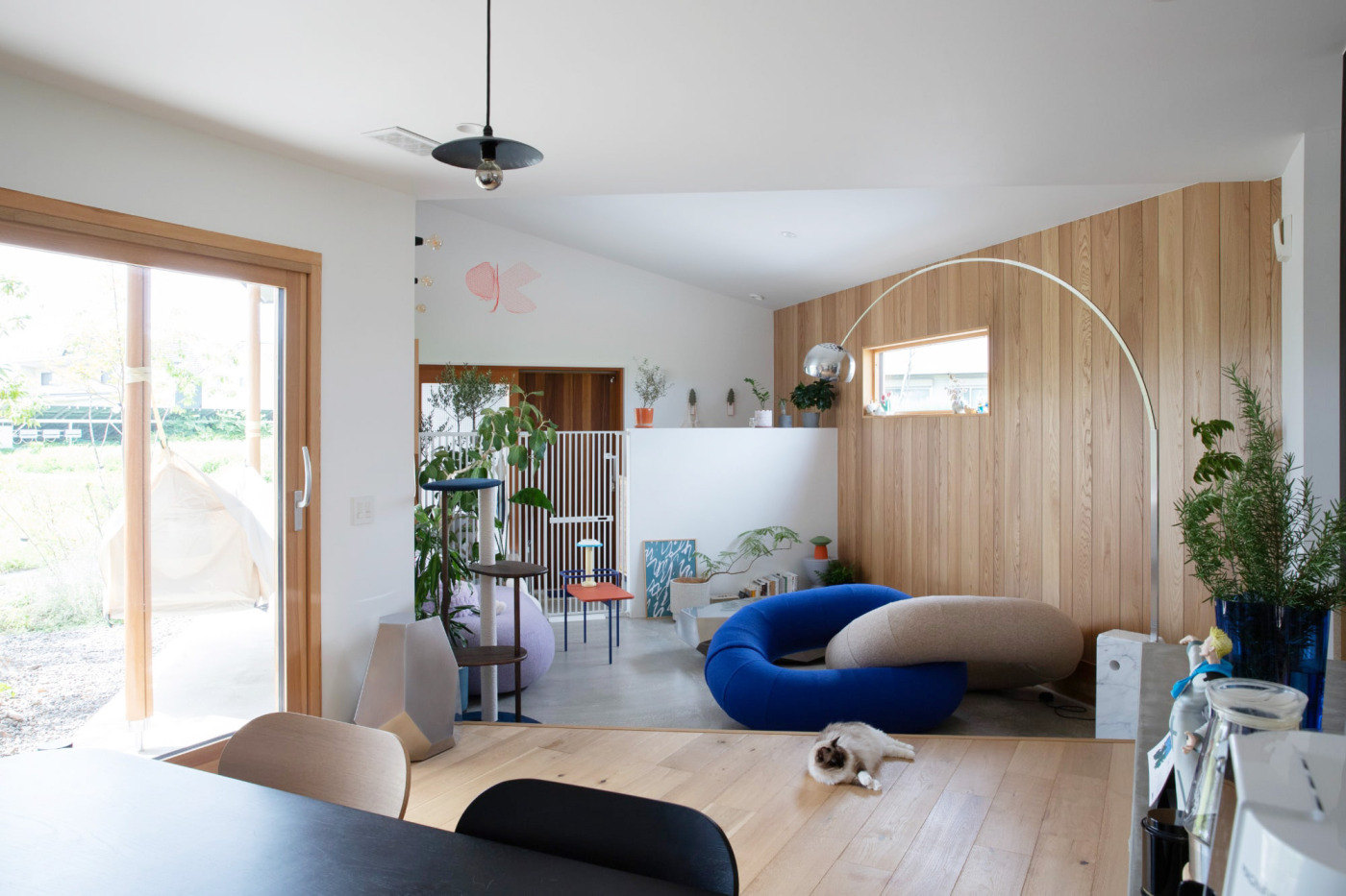 『スティルオークフローリング』や『ウッドウォールパネル』など、toolboxのアイテムが多く採用された家でした。