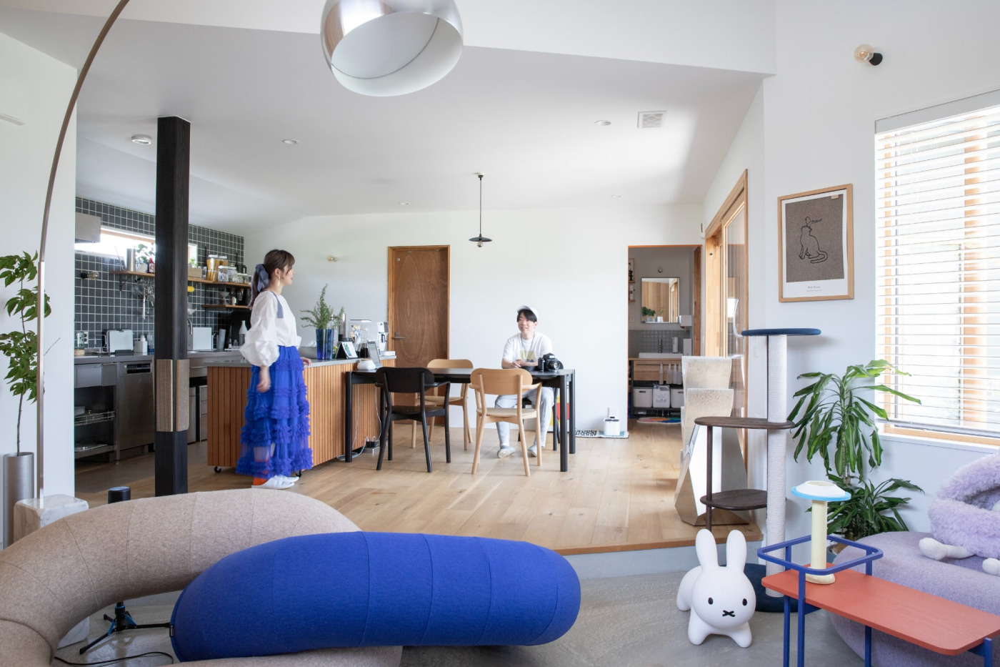 平屋ながら、土間と板間の高低差や天井高さの違いで、多彩な居心地がある空間。