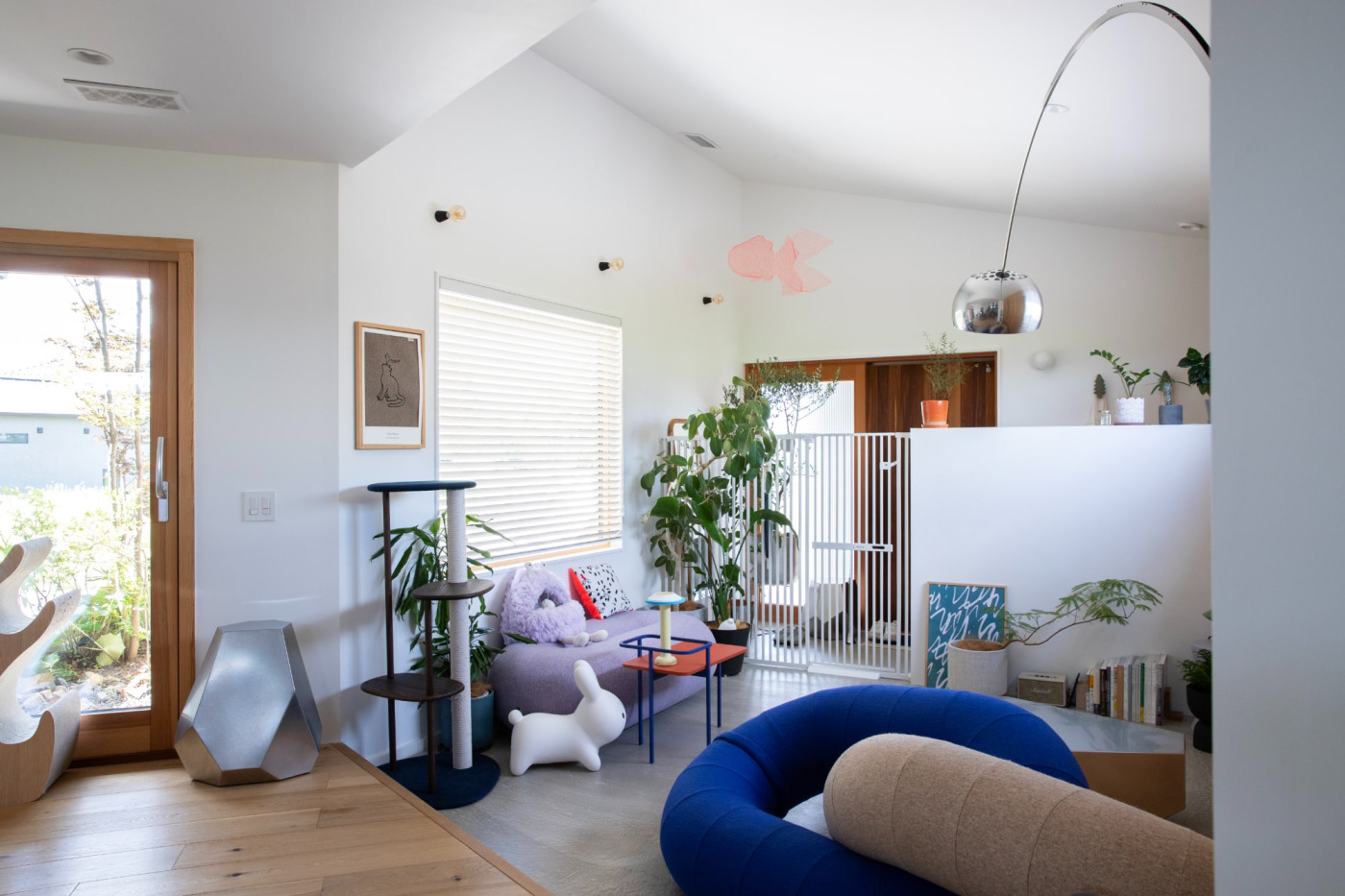 土間スペースの勾配天井も夫婦のお気に入りポイント。「ソファに寝転んで見上げた景色の開放感がいい」とおちゅりさん。