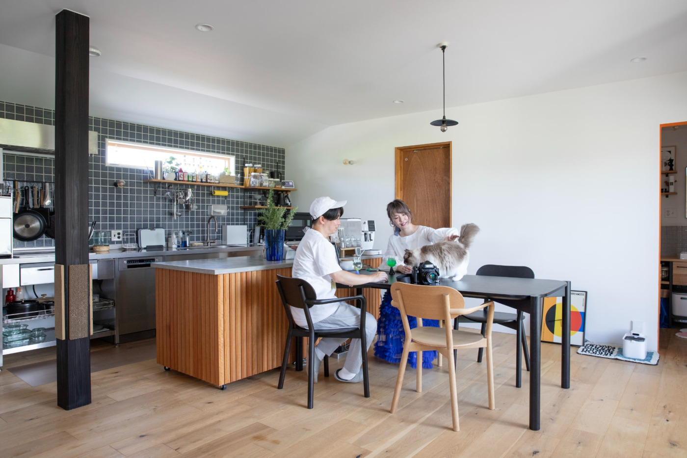 カウンター台は『クラシックリブパネル』と『モルタル天板』を組み合わせて作られたもの。