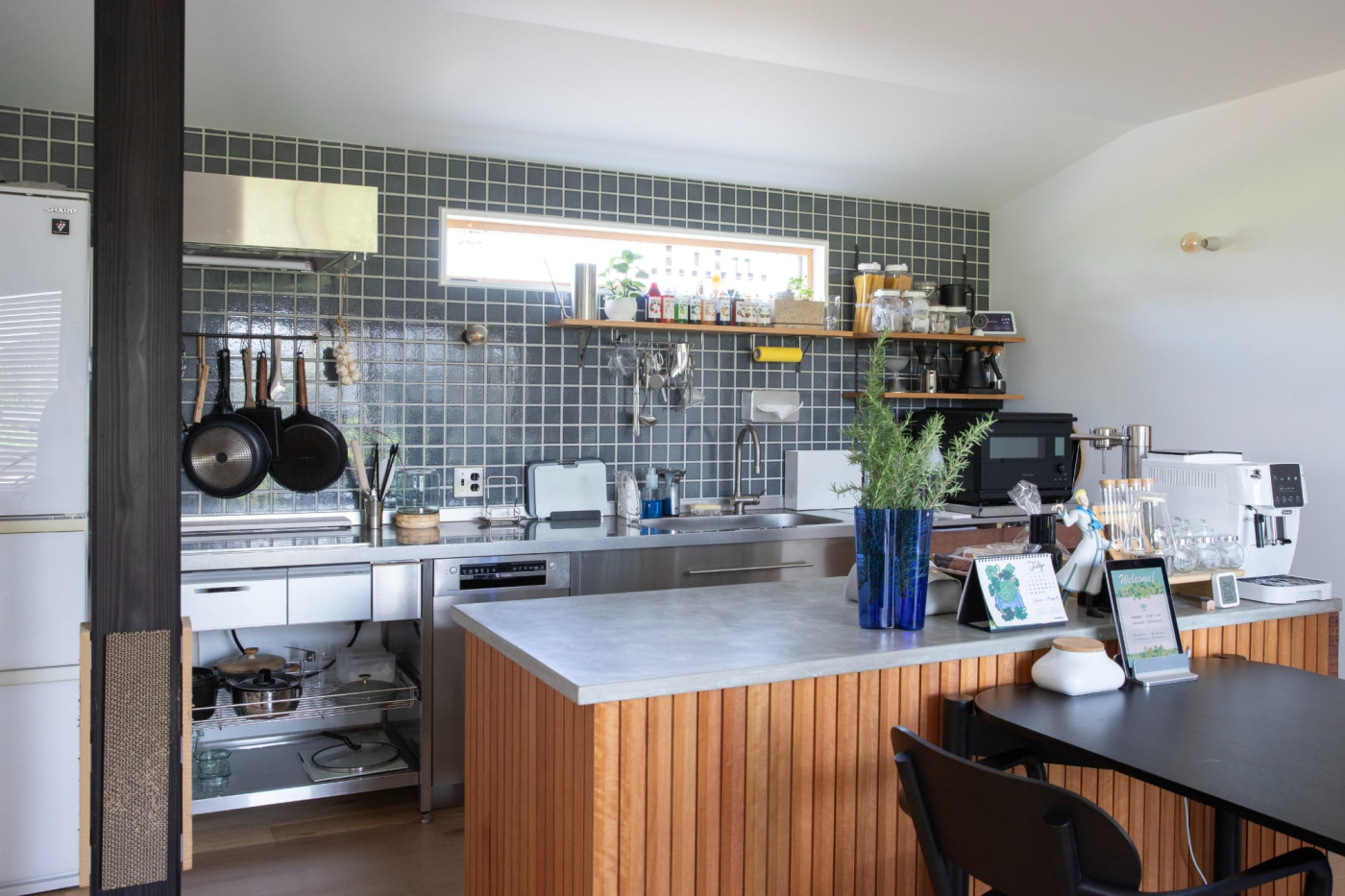 クラフト感のある『古窯70角タイル』とソリッド感のある『ステンレスフレームキッチン』を組み合わせたキッチン。