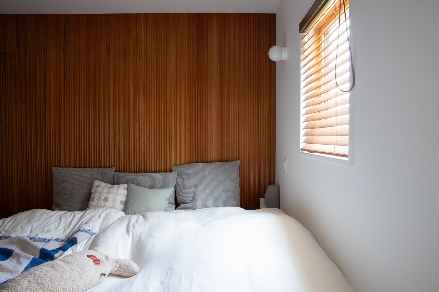 壁に『クラシックリブパネル』が貼られた主寝室は奥まった位置にあり、おこもり感がお気に入りだそう。