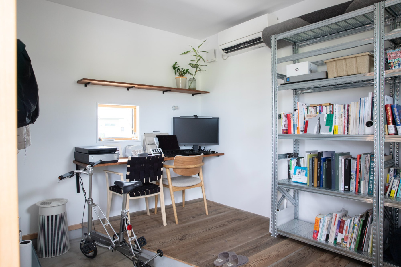 暫定で書斎にしている“離れ”。『足場板』と『メタルシェルフ』がガレージっぽい雰囲気をつくっています。
