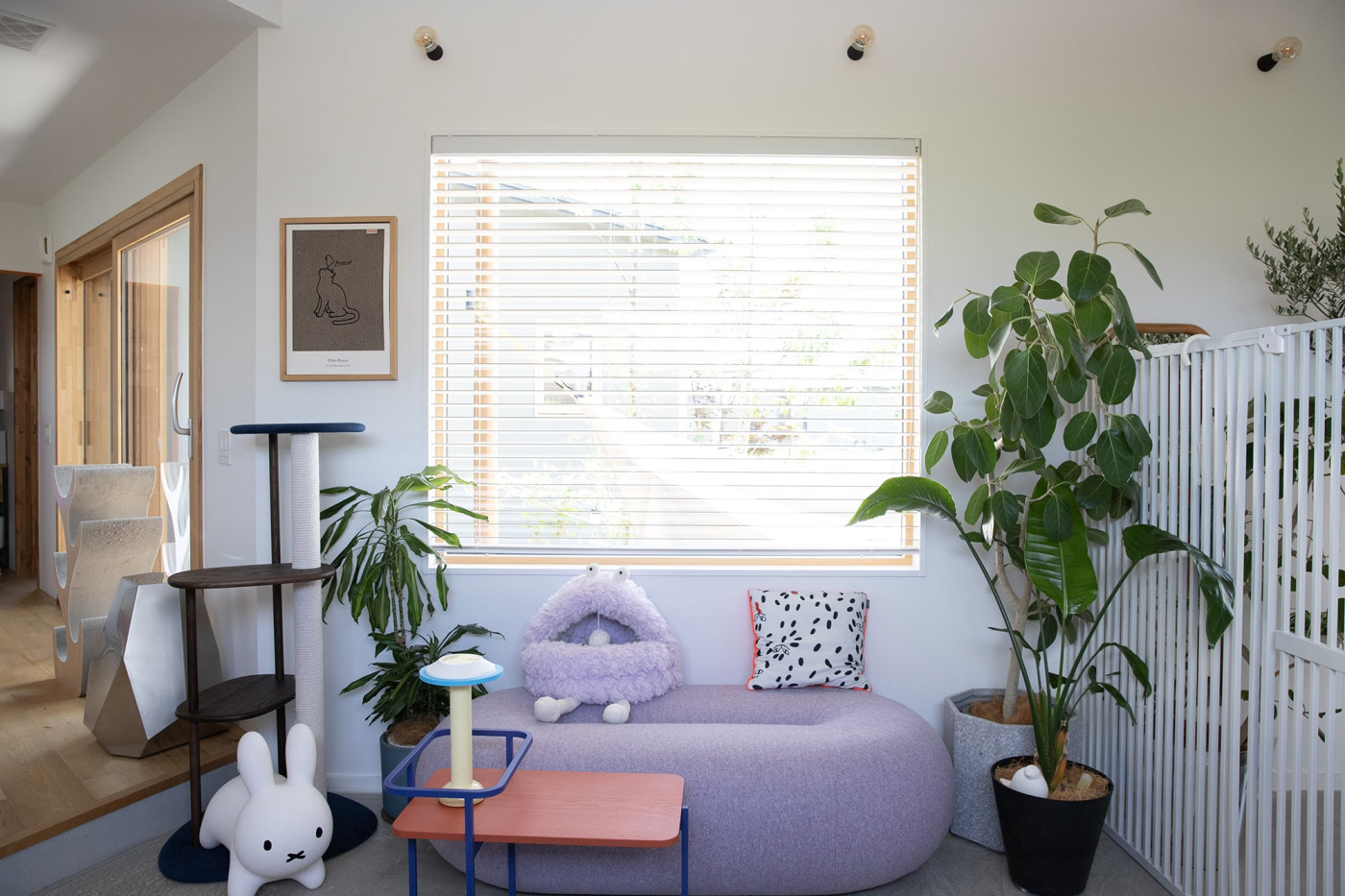 木を多用した空間と、カラフルでコンテンポラリーな家具の組み合わせが新鮮。壁に添えられた照明器具は『モデストレセップ』。