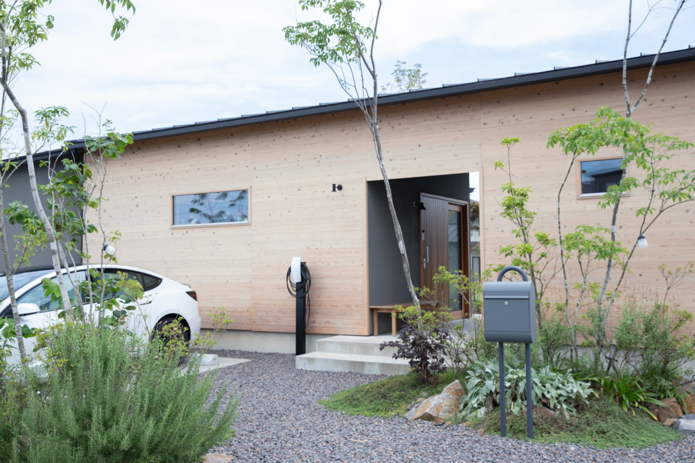 植栽や庭を含めた外観もご夫妻がこの家を気に入った理由の一つ。「那須の街の雰囲気にすごく合っているなと思いました」（おちゅりさん）