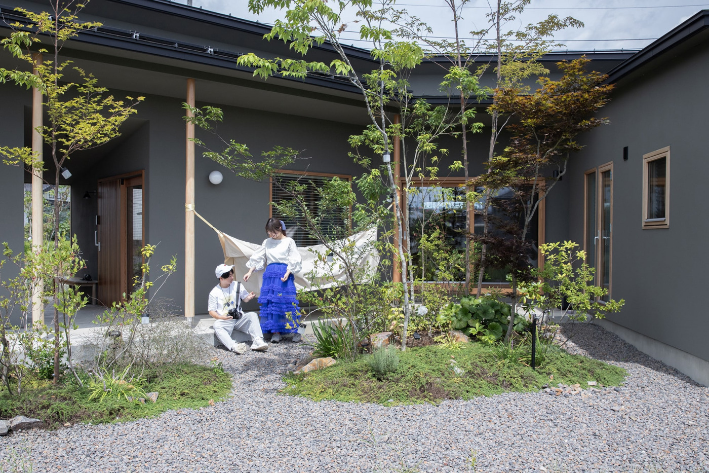 外で撮影をしていたら、「今日は何をやってるの？」とお隣さんが二人に話しかける場面も。ご近所付き合いも良好です。